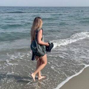 Angèle Vivier Instagram - De retour de Corse, j’essaie d’emmener ma chienne partout où je vais, qu’on profite ensemble de tous ces beaux paysages ❤️.

C’est reparti pour notre vie parisienne ❤️

Tournages et cours de yoga en perspective et puis encore et toujours le sport pour rester en forme !

Belle soirée à tous ❤️

#sea #doglover #pomsky #corse #plage #yoga #yogini #actress