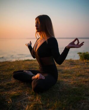 Angèle Vivier Instagram - 🌟 Excitante nouvelle à partager avec vous, chers amis ! 🌟 

Mon site web www.angelevivier.com est désormais en ligne, prêt à vous accueillir dans l’univers apaisant du yoga mais pas que (dévelopement à venir) ! Ce week-end, je m’immerge dans l’organisation de mes cours de jeudi et vendredi prochain sur Zoom.

🧘‍♀️ Réservez dès maintenant votre place pour une séance ressourçante ! Cliquez sur le lien dans ma bio pour accéder à l’agenda de réservation (je donne des cours sur zoom pour que vous puissiez pratiquer avec nous de n’importe quel endroit).

🕯️ En parlant de bien-être, je voulais partager avec vous ma lampe berger @maisonbergerparis et son parfum d’ambiance. Un objet déco qui crée une atmosphère propice à la sérénité et à la concentration pendant mes préparatifs.

🌈 Et ce n’est pas tout ! En plus des cours de yoga, je prépare également les TEP métiers de la forme pour vous accompagner plus globalement dans votre bien-être physique et mental (Oui, j’aime me challenger et apprendre toujours plus !). Rejoignez-moi pour une expérience yogique immersive ! 🙏✨ #YogaWithAngele #BienÊtre #yoga #coaching #yoga #YogaEveryDay #YogaLife #YogaInspiration #YogaLove #YogaJourney #Mindfulness #Meditation #Wellness #WellBeing #SelfCare #MindBodySoul #Coaching #LifeCoaching#CoachingJourney #HealthyLiving #MindfulLiving #SelfDevelopment #HolisticHealth #InnerPeace