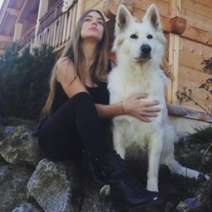 Angèle Vivier Instagram - Bon voyage Gala ! 🕊️Si triste de te savoir partie et si contente d’avoir partagé ces moments avec toi ! Tu as été une super gardienne pour notre tribu depuis 14 ans ! Force calme, chienne du mont blanc ! On t’aime de tout notre cœur ❤️ 

Ces être d’un amour inconditionnel sont des exemple et des gardiens pour nous humains.