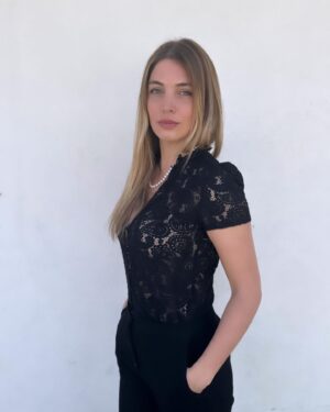Angèle Vivier Instagram - Quand ma mère me prend en photo pour un casting agence.

En fait, des nouvelles de mon genou ? 

Après 8 ans d’errance diagnostique, après avoir vu plusieurs médecins spécialistes, osteo, kine etc…  un médecin du sport (Dr Beaufort) que l’un d’entre vous m’a conseillé a réussi à mettre le doigt sur le problème qui m’empêchait de courir et de pratiquer les randonnées comme avant, il m’a conseillé un de ses confrères chirurgien pour un allongement de la bandelette illio tibiale (operation très rare) et je ne le remercierai jamais assez car aujourd’hui je suis de nouveau capable de descendre les escaliers normalement et de faire du vélo plus de 20 minutes (75 minutes la dernière fois) sans avoir mal ! J’ai du mal à y croire encore, je vais reprendre le sport progressivement pour bien le confirmer mais à priori, je vais pouvoir reprendre les randonnées comme je les aime (ma mère risque de me voir de plus en plus squatter chez elle dans les Alpes). 

C’est quelque chose qui me pesait, car le cardio et les randonnées sont des anxiolytiques naturels que je chéris. 
Je pouvais pratiquer certains sports et randonnées sans dénivelé mais dès que je courrais plus de 30 minutes, me retrouvais en descente de randonnées ou d’escaliers je rencontrais une douleur. 

Je suis vraiment contente de n’avoir jamais baissé les bras devant l’errance du diagnostique et d’avoir persévéré en rencontrant plusieurs professionnels, je suis fière de mon optimisme et de ma persévérance ! 

Demain nous allons faire une petite randonnée matinale d’ailleurs 😍.