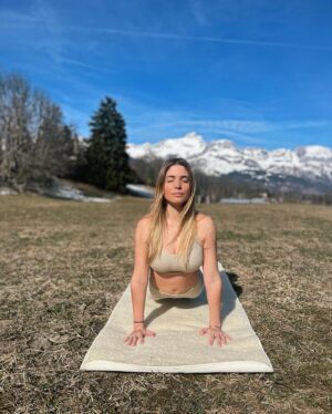 Angèle Vivier Instagram - 🌟 Excitante nouvelle à partager avec vous, chers amis ! 🌟 

Mon site web www.angelevivier.com est désormais en ligne, prêt à vous accueillir dans l’univers apaisant du yoga mais pas que (dévelopement à venir) ! Ce week-end, je m’immerge dans l’organisation de mes cours de jeudi et vendredi prochain sur Zoom.

🧘‍♀️ Réservez dès maintenant votre place pour une séance ressourçante ! Cliquez sur le lien dans ma bio pour accéder à l’agenda de réservation (je donne des cours sur zoom pour que vous puissiez pratiquer avec nous de n’importe quel endroit).

🕯️ En parlant de bien-être, je voulais partager avec vous ma lampe berger @maisonbergerparis et son parfum d’ambiance. Un objet déco qui crée une atmosphère propice à la sérénité et à la concentration pendant mes préparatifs.

🌈 Et ce n’est pas tout ! En plus des cours de yoga, je prépare également les TEP métiers de la forme pour vous accompagner plus globalement dans votre bien-être physique et mental (Oui, j’aime me challenger et apprendre toujours plus !). Rejoignez-moi pour une expérience yogique immersive ! 🙏✨ #YogaWithAngele #BienÊtre #yoga #coaching #yoga #YogaEveryDay #YogaLife #YogaInspiration #YogaLove #YogaJourney #Mindfulness #Meditation #Wellness #WellBeing #SelfCare #MindBodySoul #Coaching #LifeCoaching#CoachingJourney #HealthyLiving #MindfulLiving #SelfDevelopment #HolisticHealth #InnerPeace