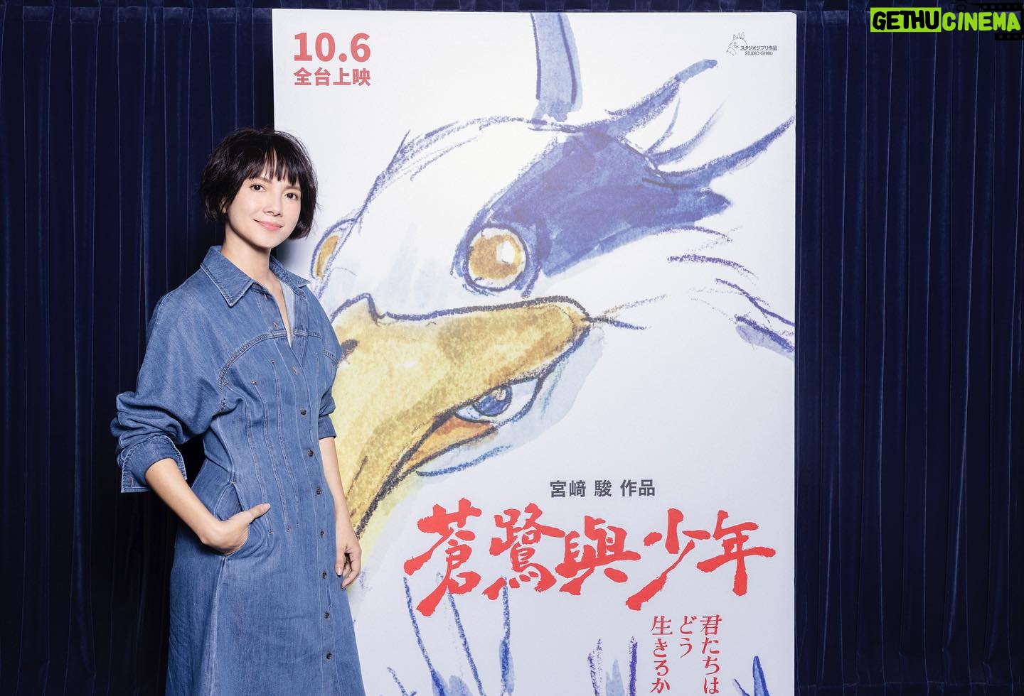 Angelica Lee - 1.1K Likes - 我和孩子們一直都非常喜歡宮﨑駿導演的動畫電影,他是我非常敬重的創作人之一,他的堅持與持續創作的精神,深深打動著我,總能在故事中細膩刻畫出人物的情感!很開心這一次為他的新作《蒼鷺與少年》中文版配音,並且挑戰一人分飾兩角,演繹當中非常動人的母子之情。配音期間深刻感受宮崎駿導演內心深處的真摯與溫暖,希望大家進戲院觀賞的時候,也能感受到這份感動!
《#蒼鷺與少年》10.6台灣盛大上映
#宮﨑駿 #久石讓 #鈴木敏夫 #吉卜力