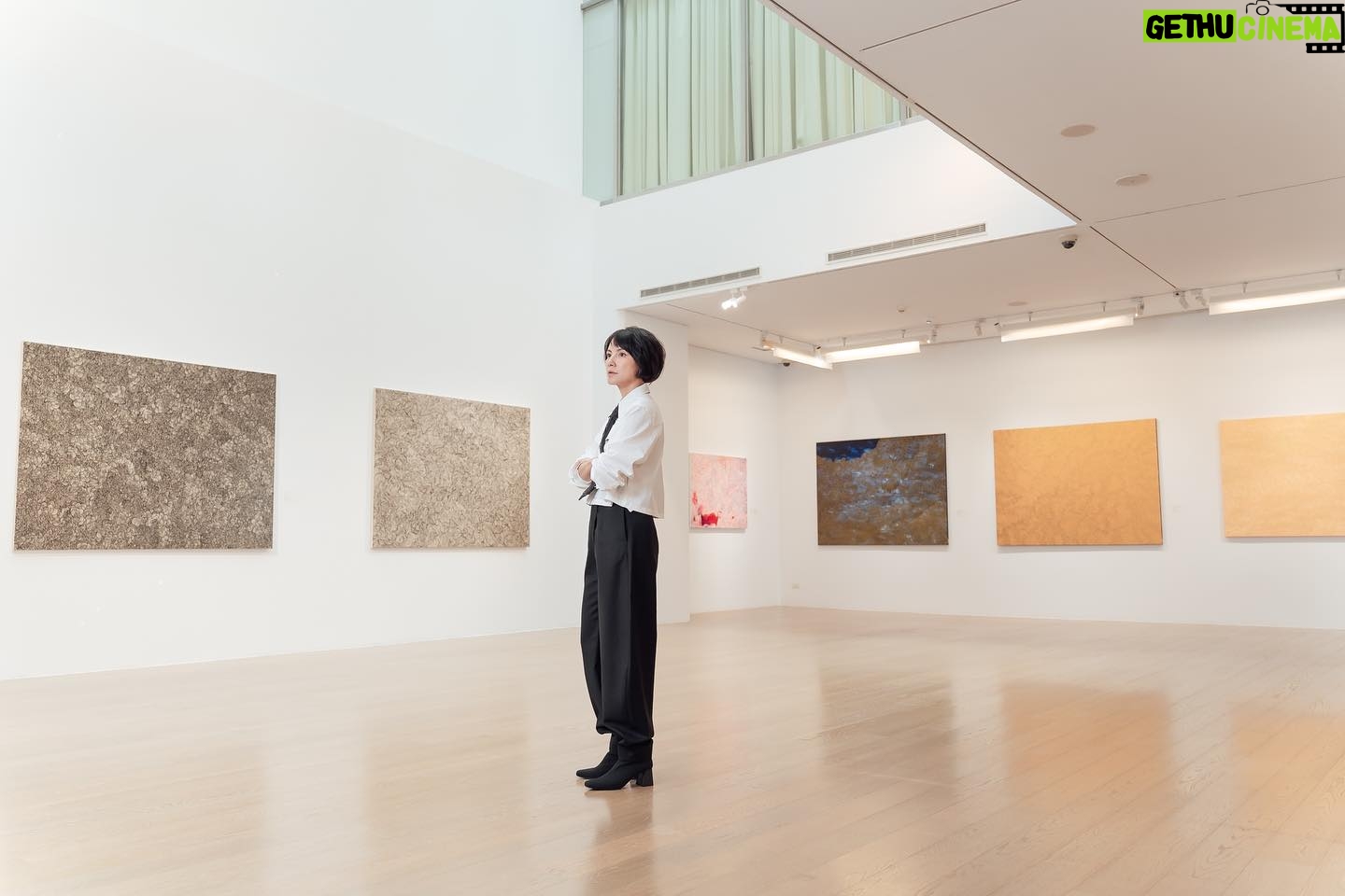 Angelica Lee - 1K Likes - 《不止於靜》
寂靜
什麼都沒了,只有微微的風 輕拂
光穿透空氣落在生命
什麼都沒了,只有無邊的無極
無極盡在不言中
時間.空間.止靜
過去.未來.消失
不害怕,沒有恐懼
沒有,什麼都沒有
照見五蘊皆空,度一切苦厄
空
一切皆空
【展覽資訊】
不止於靜-李心潔 個展
Beyond Silence – Sinje Lee Solo Exhibition
展期|2023.09.16(六)-2023.10.18(三)
開幕|2023.09.16(六)15:00
地點|尊彩藝術中心二樓展覽館(台北市內湖區瑞光路366號)
開放時間|週二至週日11:00-18:00,週一休館
styling Kary Kwok @karyphoto
Outfit @brunellocucinelli_brand
#brunellocucinelli_brand
#brunellocucinelli
#cucinelli
#尊彩藝術中心 #LiangGallery #李心潔 #SinjeLee #不止於靜 #BeyondSilence
