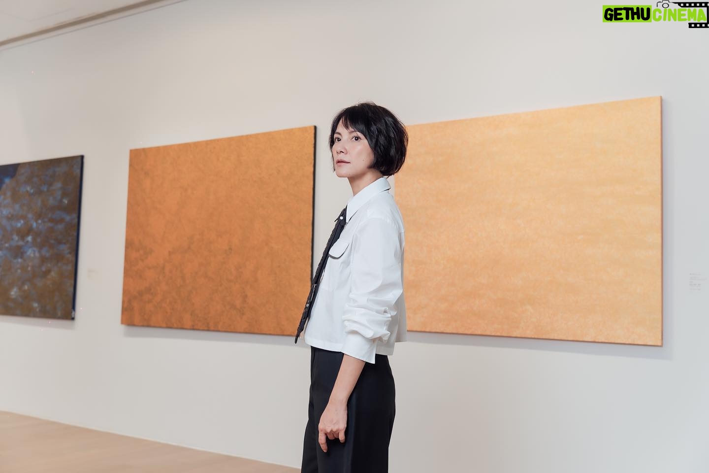 Angelica Lee - 1K Likes - 《不止於靜》
寂靜
什麼都沒了,只有微微的風 輕拂
光穿透空氣落在生命
什麼都沒了,只有無邊的無極
無極盡在不言中
時間.空間.止靜
過去.未來.消失
不害怕,沒有恐懼
沒有,什麼都沒有
照見五蘊皆空,度一切苦厄
空
一切皆空
【展覽資訊】
不止於靜-李心潔 個展
Beyond Silence – Sinje Lee Solo Exhibition
展期|2023.09.16(六)-2023.10.18(三)
開幕|2023.09.16(六)15:00
地點|尊彩藝術中心二樓展覽館(台北市內湖區瑞光路366號)
開放時間|週二至週日11:00-18:00,週一休館
styling Kary Kwok @karyphoto
Outfit @brunellocucinelli_brand
#brunellocucinelli_brand
#brunellocucinelli
#cucinelli
#尊彩藝術中心 #LiangGallery #李心潔 #SinjeLee #不止於靜 #BeyondSilence