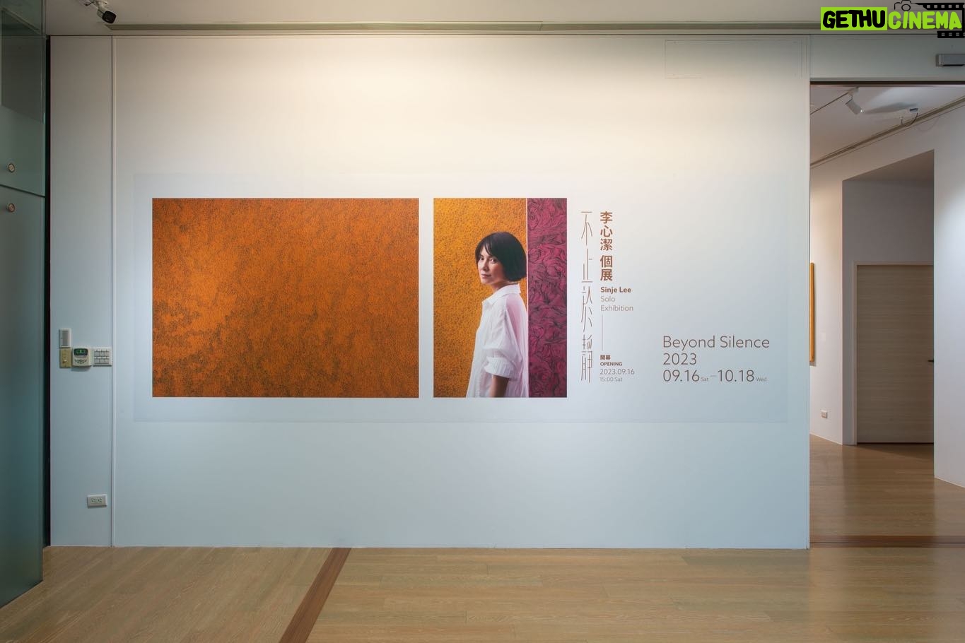 Angelica Lee - 1K Likes - 《不止於靜》
寂靜
什麼都沒了,只有微微的風 輕拂
光穿透空氣落在生命
什麼都沒了,只有無邊的無極
無極盡在不言中
時間.空間.止靜
過去.未來.消失
不害怕,沒有恐懼
沒有,什麼都沒有
照見五蘊皆空,度一切苦厄
空
一切皆空
【展覽資訊】
不止於靜-李心潔 個展
Beyond Silence – Sinje Lee Solo Exhibition
展期|2023.09.16(六)-2023.10.18(三)
開幕|2023.09.16(六)15:00
地點|尊彩藝術中心二樓展覽館(台北市內湖區瑞光路366號)
開放時間|週二至週日11:00-18:00,週一休館
styling Kary Kwok @karyphoto
Outfit @brunellocucinelli_brand
#brunellocucinelli_brand
#brunellocucinelli
#cucinelli
#尊彩藝術中心 #LiangGallery #李心潔 #SinjeLee #不止於靜 #BeyondSilence