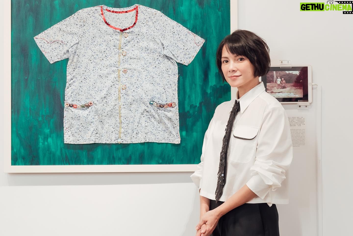 Angelica Lee - 1K Likes - 《不止於靜》
寂靜
什麼都沒了,只有微微的風 輕拂
光穿透空氣落在生命
什麼都沒了,只有無邊的無極
無極盡在不言中
時間.空間.止靜
過去.未來.消失
不害怕,沒有恐懼
沒有,什麼都沒有
照見五蘊皆空,度一切苦厄
空
一切皆空
【展覽資訊】
不止於靜-李心潔 個展
Beyond Silence – Sinje Lee Solo Exhibition
展期|2023.09.16(六)-2023.10.18(三)
開幕|2023.09.16(六)15:00
地點|尊彩藝術中心二樓展覽館(台北市內湖區瑞光路366號)
開放時間|週二至週日11:00-18:00,週一休館
styling Kary Kwok @karyphoto
Outfit @brunellocucinelli_brand
#brunellocucinelli_brand
#brunellocucinelli
#cucinelli
#尊彩藝術中心 #LiangGallery #李心潔 #SinjeLee #不止於靜 #BeyondSilence