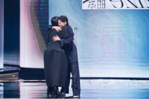 Angelica Lee Instagram - 謝謝金曲獎的邀請，很高興可以來參與這場音樂的盛會。

音樂原始力，沒有曲，歌詞只是文字，弦律是天外飛來的光、藝術品，也是音樂創作人最需要被保護好的一顆初心。恭喜最佳作曲人徐佳瑩，她是我很喜歡的音樂人，幾乎每張專輯我都有收藏，今天能夠頒獎給她，心裡很感動。

美麗的開始是成功的基礎，恭喜最佳新人獎洪佩瑜，一位音質非常特殊，唱歌情感真摯豐沛的音樂人。

Stylist @karyphoto
Outfit @lanecrawford 
Jewelry @yunyunsun_official 
Hairstylist @hparkdick 
Makeup @jjshuchen 

#金曲34 #lanecrawford