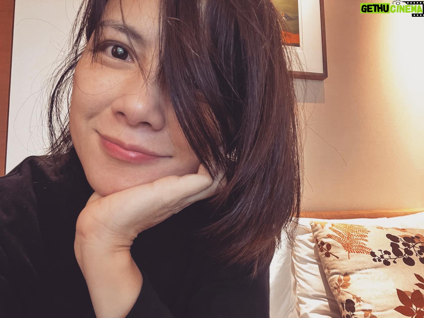 Angelica Lee - 1.4K Likes - 妈妈:儿子,今天的功课是什么?
儿子:老师要我们看月亮,仔细看看月亮里有没有住着一只白兔。
妈妈:结果呢?
儿子:月亮里真的有一只白兔。
😂😂😂😂
这是儿子昨天跟我的对话,天真得好浪漫!
祝大家中秋节快乐!
#我的小日子
#中秋节快乐