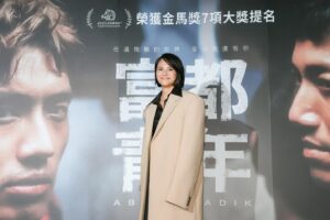 Angelica Lee Instagram - 富都青年今天（過了十二點啦）就在台灣正式上映了，這部電影從三年前開始啟動，終於走到現在，心裡感觸良多。

請大家一定要走進戲院來感受吳慷仁和陳澤耀飾演的兩兄弟非常打動人心的情感，希望可以把這份愛的力量送給你們。

雖然身為監製，已經看了無數次電影，但首映當天和觀眾一起坐在titan巨幕廳觀賞時，心裡還是再次被演員們的表演和故事的張力感染，還是忍不住哭紅哭腫了眼睛。

我很幸運，第一次當監製，就遇上了一個向心力很強及充滿愛的團隊，謝謝每一個幕前幕後的大家為「富都青年」所付出的努力和堅持，讓我們可以透過這部電影為身在馬來西亞卻沒有身分的弱勢團體發聲。

謝謝王禮霖導演當初的邀約，我們都交出了彼此的第一次，也承諾一起攜手並肩走完整個旅程，我們做到了💪💪💪✌️✌️。

香港12月7日上映
馬來西亞12月14日上映

#富都青年

Stylist: @johnnykhookhoo
Outfit: @sportmax
Jewellery: @tiffanyandco
Makeup: @jjshuchen
Hair: @hparkdick

#sportmax
#TiffanyAndCo