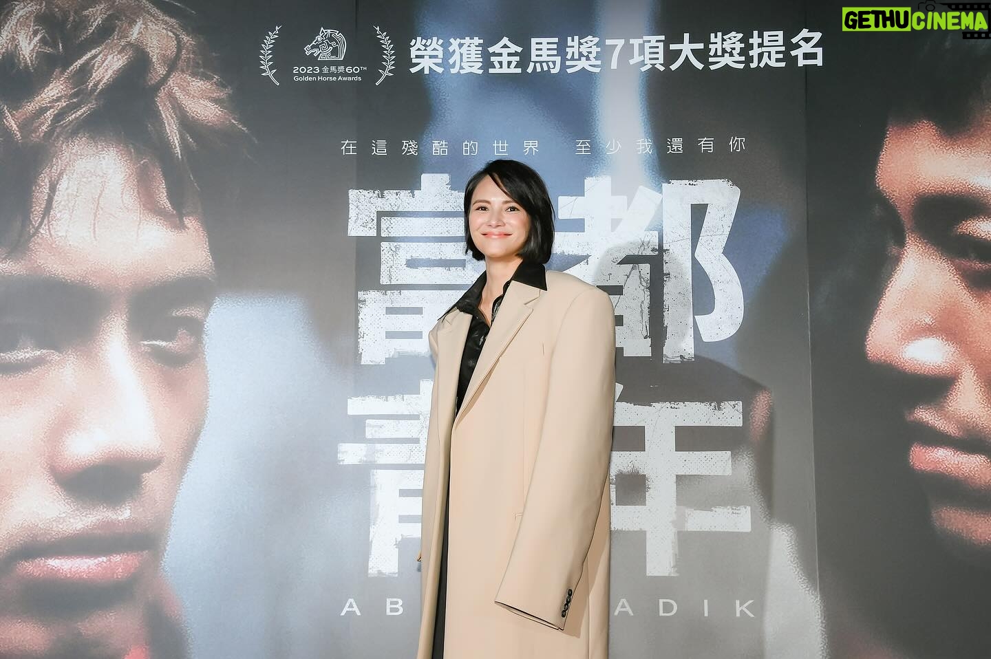 Angelica Lee - 0.9K Likes - 富都青年今天(過了十二點啦)就在台灣正式上映了,這部電影從三年前開始啟動,終於走到現在,心裡感觸良多。
請大家一定要走進戲院來感受吳慷仁和陳澤耀飾演的兩兄弟非常打動人心的情感,希望可以把這份愛的力量送給你們。
雖然身為監製,已經看了無數次電影,但首映當天和觀眾一起坐在titan巨幕廳觀賞時,心裡還是再次被演員們的表演和故事的張力感染,還是忍不住哭紅哭腫了眼睛。
我很幸運,第一次當監製,就遇上了一個向心力很強及充滿愛的團隊,謝謝每一個幕前幕後的大家為「富都青年」所付出的努力和堅持,讓我們可以透過這部電影為身在馬來西亞卻沒有身分的弱勢團體發聲。
謝謝王禮霖導演當初的邀約,我們都交出了彼此的第一次,也承諾一起攜手並肩走完整個旅程,我們做到了💪💪💪✌️✌️。
香港12月7日上映
馬來西亞12月14日上映
#富都青年
Stylist: @johnnykhookhoo
Outfit: @sportmax
Jewellery: @tiffanyandco
Makeup: @jjshuchen
Hair: @hparkdick
#sportmax
#TiffanyAndCo