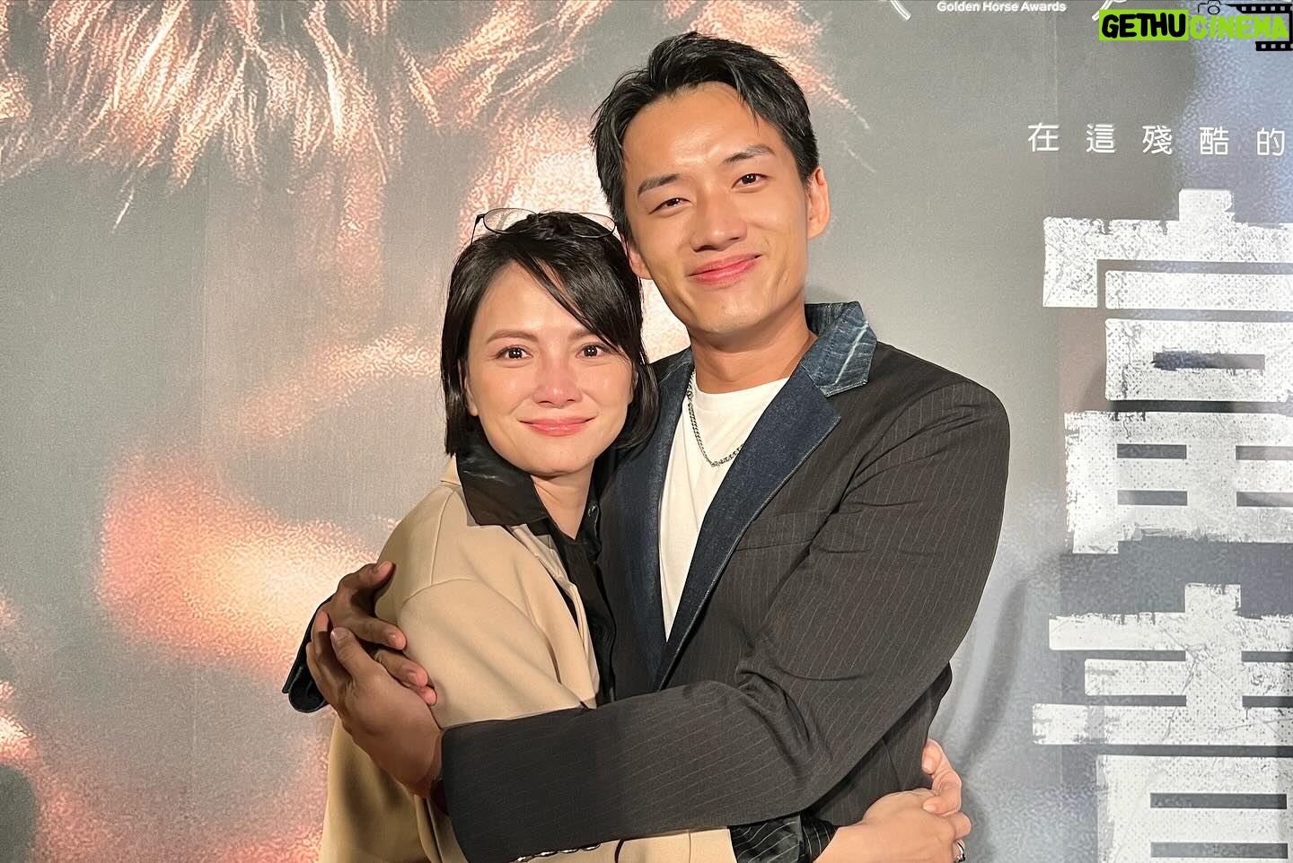 Angelica Lee - 0.9K Likes - 富都青年今天(過了十二點啦)就在台灣正式上映了,這部電影從三年前開始啟動,終於走到現在,心裡感觸良多。
請大家一定要走進戲院來感受吳慷仁和陳澤耀飾演的兩兄弟非常打動人心的情感,希望可以把這份愛的力量送給你們。
雖然身為監製,已經看了無數次電影,但首映當天和觀眾一起坐在titan巨幕廳觀賞時,心裡還是再次被演員們的表演和故事的張力感染,還是忍不住哭紅哭腫了眼睛。
我很幸運,第一次當監製,就遇上了一個向心力很強及充滿愛的團隊,謝謝每一個幕前幕後的大家為「富都青年」所付出的努力和堅持,讓我們可以透過這部電影為身在馬來西亞卻沒有身分的弱勢團體發聲。
謝謝王禮霖導演當初的邀約,我們都交出了彼此的第一次,也承諾一起攜手並肩走完整個旅程,我們做到了💪💪💪✌️✌️。
香港12月7日上映
馬來西亞12月14日上映
#富都青年
Stylist: @johnnykhookhoo
Outfit: @sportmax
Jewellery: @tiffanyandco
Makeup: @jjshuchen
Hair: @hparkdick
#sportmax
#TiffanyAndCo