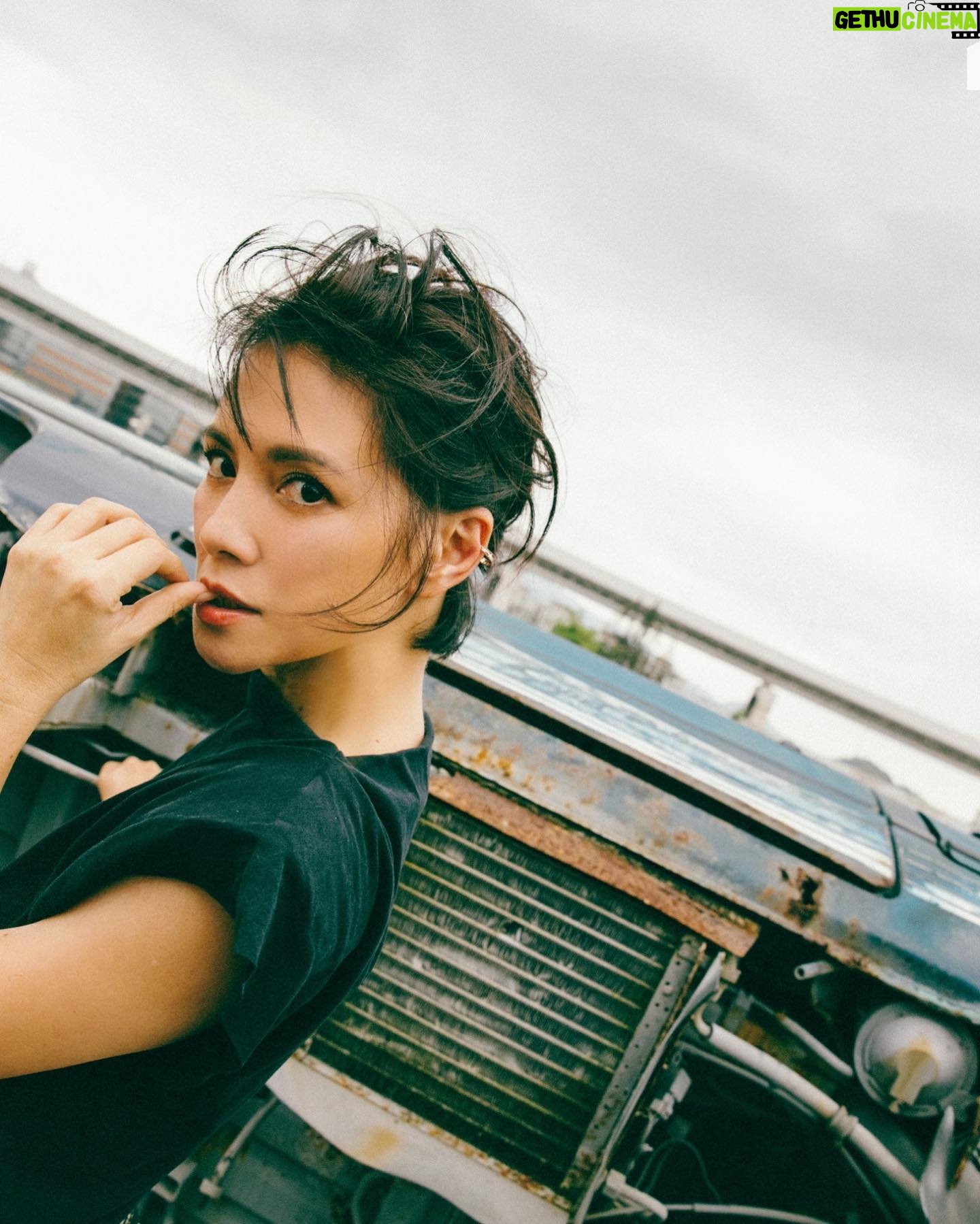 Angelica Lee - 1.1K Likes - 「我的靈魂是自由的,擁有自主的力量,能決定自己要做的事,一旦下定決心就不會後悔跟埋怨。」
曾說自己是冒險型人格的李心潔笑說,這幾年在追求快樂自由的人生道路上,已經給自己展開了太多挑戰,像是決定轉戰幕後成為導演拍攝紀錄片,以及想都沒想過會再做音樂的她,先是以搖滾女神之姿重拾麥克風站上高雄大港開唱,就令她直呼是很大的冒險!緊接著又再給自己一個大挑戰,將在今年盛夏七月於北流舉辦人生第一場演唱會《盛開。我的名字叫李心潔》。
「重新回到歌壇,再次有這個動力和滿滿的熱情去做音樂,而且還決定舉辦我生命中首場個人演唱會,真的是快樂大於緊張,有一點像是個小孩子迫不及待地想衝上舞台開心的大聲唱歌,可說是完全回到小時候喜歡唱歌的那種自由和純粹。」她說。全然將用音樂令人聆聽她的人生旅程,眼前的李心潔現下以時刻展現的爽朗燦笑透露這場舞台表演從第一秒到最後一刻都會是驚喜,一如她生命每一瞬自由爛燦綻放的耀眼。
🔗 李心潔 ♡ 全文專訪請點
➠ https://mctw.io/4za2k7
#MarieClaire #盛開 #我的名字叫李心潔