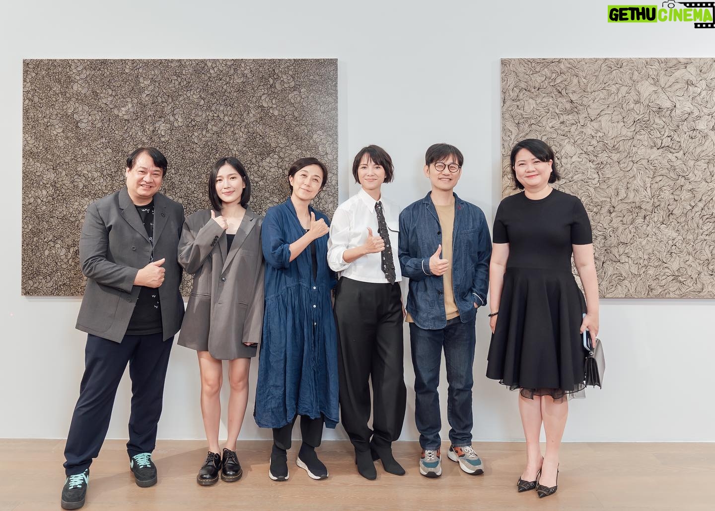 Angelica Lee - 1.1K Likes - 謝謝所有到來支持「不止於靜」畫展的好友恩師,感激不盡。
謝謝小玲姐,陶子姐,依晨,康永哥,建騏,子育,Sandra特地抽空來看展。
謝謝尊彩藝術中心的余總和陳總。
謝謝所有無法到場卻送上美麗花架祝賀的朋友。
【展覽資訊】
不止於靜-李心潔 個展
Beyond Silence – Sinje Lee Solo Exhibition
展期|2023.09.16(六)-2023.10.18(三)
開幕|2023.09.16(六)15:00
地點|尊彩藝術中心二樓展覽館(台北市內湖區瑞光路366號)
開放時間|週二至週日11:00-18:00,週一休館
Styling Kary Kwok @karyphoto
Outfit @brunellocucinelli_brand @lanecrawford
#brunellocucinelli_brand
#brunellocucinelli
#cucinelli
#lanecrawford
#尊彩藝術中心 #LiangGallery #李心潔 #SinjeLee #不止於靜 #beyondsilence