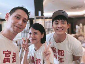 Angelica Lee Instagram - 富都青年剛在馬來西亞上映，我們在這裡努力做宣傳，「哥哥」慷仁已經回去台灣繼續跑映後，聽說這個週末北中南共24場💪。
台灣票房邁向5000萬，太棒了，謝謝所有台灣支持富都青年的觀眾，馬來西亞觀眾加油，讓我們一起來感受愛的力量。

#富都青年
#abangadik
#票房冠軍