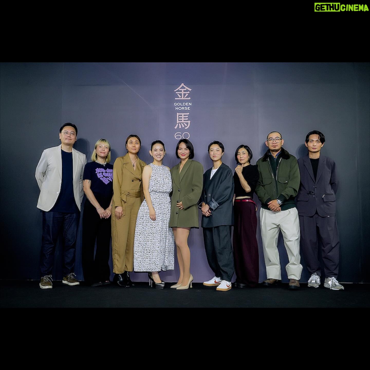 Angelica Lee - 1.1K Likes - 很開心《愛情城事》終於可以跟大家見面,一部集齊各國導演與演員,十段故事並置交織的電影。這是一段很奇妙的旅程,第一次同時以兩個不同的身份跟大家見面,有機會可以以母語福建話演出,並擔任其中一段故事的導演,謝謝監製寶儀和製片Amy,明年春季,請大家敬請期待。
Stylist: @johnnykhookhoo
Outfit: @tods
Makeup: @jjshuchen
Hair: @miley_shen
#金馬60 #talesoftaipei