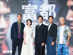 Angelica Lee Instagram - 富都青年記者會，感覺像是一家人坐在一起😂😂。
記者們都表達了他們對富都青年的喜愛，每個人都激動的說出自己的感動程度。

再一次提醒富都青年12月1日全台上映，台灣將是富都青年的全球第一站，緊接著12月7日香港上映，12月14日馬來西亞上映，請各地的朋友一定要跟朋友家人手牽手一起走進戲院一起來感受富都給你的感動。

富度青年的演員燈金煌（飾演money姐的角色），將會在台灣首映第一次看電影，他說他怕面紙也不夠用，可能要帶浴巾進去😂😂😂。

#富都青年

Stylist: @johnnykhookhoo
Dress: @maisonvalentino
Jewellery: @tiffanyandco
Makeup: @jjshuchen
Hair: @hparkdick

#maisonvalentino
#TiffanyAndCo
