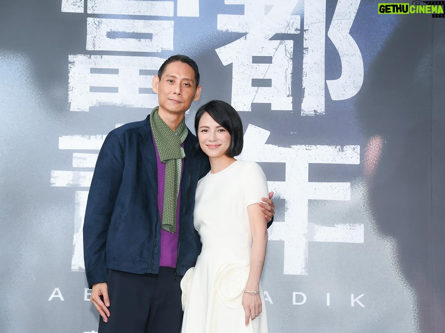 Angelica Lee - 1.4K Likes - 富都青年記者會,感覺像是一家人坐在一起😂😂。
記者們都表達了他們對富都青年的喜愛,每個人都激動的說出自己的感動程度。
再一次提醒富都青年12月1日全台上映,台灣將是富都青年的全球第一站,緊接著12月7日香港上映,12月14日馬來西亞上映,請各地的朋友一定要跟朋友家人手牽手一起走進戲院一起來感受富都給你的感動。
富度青年的演員燈金煌(飾演money姐的角色),將會在台灣首映第一次看電影,他說他怕面紙也不夠用,可能要帶浴巾進去😂😂😂。
#富都青年
Stylist: @johnnykhookhoo
Dress: @maisonvalentino
Jewellery: @tiffanyandco
Makeup: @jjshuchen
Hair: @hparkdick
#maisonvalentino
#TiffanyAndCo