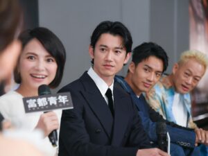 Angelica Lee Instagram - 富都青年記者會，感覺像是一家人坐在一起😂😂。
記者們都表達了他們對富都青年的喜愛，每個人都激動的說出自己的感動程度。

再一次提醒富都青年12月1日全台上映，台灣將是富都青年的全球第一站，緊接著12月7日香港上映，12月14日馬來西亞上映，請各地的朋友一定要跟朋友家人手牽手一起走進戲院一起來感受富都給你的感動。

富度青年的演員燈金煌（飾演money姐的角色），將會在台灣首映第一次看電影，他說他怕面紙也不夠用，可能要帶浴巾進去😂😂😂。

#富都青年

Stylist: @johnnykhookhoo
Dress: @maisonvalentino
Jewellery: @tiffanyandco
Makeup: @jjshuchen
Hair: @hparkdick

#maisonvalentino
#TiffanyAndCo