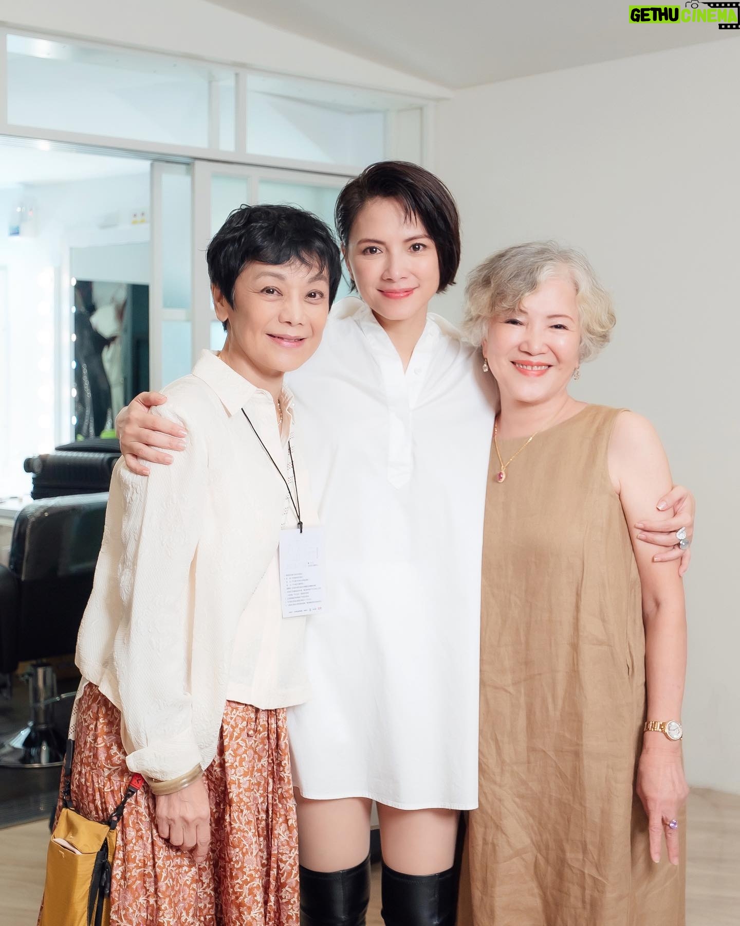 Angelica Lee - 2.2K Likes - 每一個孩子出生
爸爸媽媽都會為他取一個名字
從那天開始
這個名字就展開了他的一生
我的名字叫李心潔
是我的媽媽為我取的
而這個名字能夠被大家知曉
因為在我18歲那年
我遇到了我的另一個媽媽
沒有她就沒有今天的我
我第一次見到她
就站在她面前唱了 愛的代價
演唱會當天也是她的生日
我再次在她的面前唱了 愛的代價
意義非凡 希望我的兩個媽媽幸福快樂
我愛你們
特別感謝
林曉同珠寶
#盛開我的名字叫李心潔演唱會