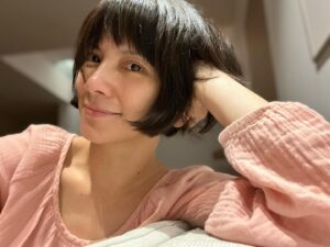 Angelica Lee Instagram - 为了7月的演唱会，现在每天都过着非常积极，健康的生活，确保自己到时候可以以最好的状态站在舞台上。
早上静坐两个小时，走路两个小时，下午跟超级认真专业，人又温柔和善的马毓芬老师练唱，傍晚游泳…还有一直在想要在当天跟你们说什么，好多话想跟你们说，每天都在整理。
最近热浪席卷马来西亚天气，傍晚在户外游泳，泡在暴晒后的水里，温暖舒畅，安静的四周，只有我和天空和树。
两个儿子昨天开始发烧，老公和爸妈接连帮忙照顾，以让我可以不中断练习，真的很感恩家人全力支持我做自己喜欢的事，让我在当了妈妈以后还可以拥抱自己的梦想。

7月22日我們北流不見不散。

#我的大日子
#盛開我的名字叫李心潔演唱會