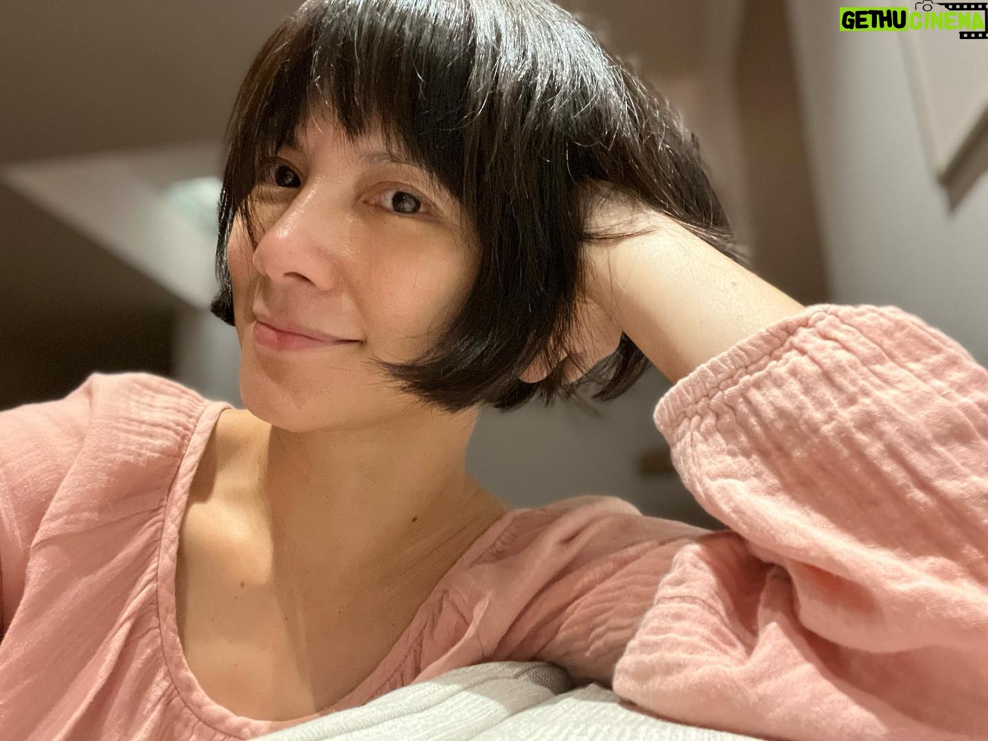 Angelica Lee - 1.3K Likes - 为了7月的演唱会,现在每天都过着非常积极,健康的生活,确保自己到时候可以以最好的状态站在舞台上。
早上静坐两个小时,走路两个小时,下午跟超级认真专业,人又温柔和善的马毓芬老师练唱,傍晚游泳…还有一直在想要在当天跟你们说什么,好多话想跟你们说,每天都在整理。
最近热浪席卷马来西亚天气,傍晚在户外游泳,泡在暴晒后的水里,温暖舒畅,安静的四周,只有我和天空和树。
两个儿子昨天开始发烧,老公和爸妈接连帮忙照顾,以让我可以不中断练习,真的很感恩家人全力支持我做自己喜欢的事,让我在当了妈妈以后还可以拥抱自己的梦想。
7月22日我們北流不見不散。
#我的大日子
#盛開我的名字叫李心潔演唱會