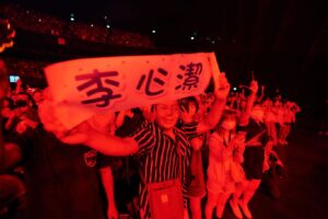 Angelica Lee Instagram - 夢想
 
年輕的時候當歌手，一直覺得自己不夠好，這對一個從小就熱愛音樂和歌唱的我來說是“痛苦”的。
舉辦個人演唱會，這個作為歌手最重要的里程碑，更是我做夢都不敢想的事。
 
於是我離開了，帶著“遺憾“離開。
這個離開是暫時，還是永遠，未知。
 
離開台灣，離開歌壇，來到香港展開生命新的一頁，潛入演員的表演世界裡，透過角色經歷不同的人生，釋放那些從未被看見的內在情感和力量，我感覺自己有了不一樣的沈澱和蛻變。
 
以此同時，心中的那份“遺憾”沒有因為角色的變換而退去，它一直住在心裡，默默地呼喚我。
我遇見了一位年近60歲，唱起歌來聲音卻如同18歲少女那麼清澈的歌唱老師。
是她讓我重新找回自己那把來自內心的聲音，不再為“誰”，為“甚麼”而唱，找回那份純粹。
我跟她上課整整五年直到離開香港。
 
回到馬來西亞，暫卻放輕了年輕時精神上最賴以生存，那個給我最高滿足感，最強烈存在感的表演世界，毅然回到平凡的日常，重新學習生活。
回到那個一點都不簡單的簡單生活時，才得以窺見內心某些被忽略被漠視的角落，隱藏著太多不被理解的情緒。
 
遇見禪，學會用“安靜“的力量面對自己，面對生命，面對生活。
 
我感覺自己的內心有了更深一層的安定，對生命有別與以往年輕時的“明白“。
 
於是我重新找到了跟這個世界溝通的新的力量，透過我的聲音，表演，文字和畫畫。
 
於是我拍了一部紀錄片叫“我的名字叫李心潔“，錄製一張專輯叫“盛開”，終於舉辦了一場名叫“盛開.我的名字叫李心潔”的首場個人演唱會。
 
這個李心潔，依舊是那個李心潔，也不再是那個李心潔，就像盛開的歌詞裡所寫的「放不下 也放下 成為光 也無光」。
 
演唱會上，我要說的不止是李心潔的故事，而是每一個名字都有自己的生命故事，我們的生命正互相影響著彼此，我願心裡那個隨著歷練而盛開的愛可以透過音樂給予你們，讓我們一起勇敢地往前走。
 
感謝所有陪伴我一起經歷我人生第一個演唱會的我親愛的團隊，工作人員和每一個來到現場支持的你們。
從七個月前的籌備工作到站上舞台的每一分每一秒於我都是那麼珍貴，都是我這一輩子無法忘記的每一個當下。
 
離開的20年裡，我一直默默耕耘，知道你們在等待我，再次回來希望你們感受到我為你們努力的成長，希望你們明白我從來沒有失去對音樂和對你們的愛。
只是我是一個需要時間的人，當我覺得自己不夠好時，我需要時間把自己準備好。
 
當天晚上，我感受到你們與我的心是同在一起的，我們一起歡笑，一起快樂起舞，一起呼喊，一起感動，一起落淚，一起走進時光的隧道，從那個青澀的自己走到現在，用一個晚上來溫習我們真實走過的旅程。
 
謝謝演唱會特別嘉賓：
于子育，這個姐妹除了平時我來台灣時陪睡陪吃陪聊，最重要的演唱會上還陪唱，太感動了。
張震嶽，當阿嶽出現在台上時，其實我心裡的激動是跟你們一樣的，我終於等到這一天可以跟我最感激也是我音樂路上非常重要的音樂人一起在舞台上高唱著我們的“歌”。

謝謝前來支持演唱會的藝人朋友。
 
以下一一感謝的團隊都是成就這場演唱會和我的夢想的非常重要的人物。
 
謝謝主辦單位 寬宏藝術
謝謝協辦單位 滾石國際音樂股份有限公司
還有我的經紀公司 Fast Forward Films Sdn Bhd 
感謝演唱會導演 何明鴻以及他帶領的製作團隊
感謝音樂總監 黃韻玲 小玲姐
以及我身後優秀的樂手老師們
感謝 歌唱老師  馬毓芬 小芬姐
感謝舞蹈總監 Ray Ray 及美麗的舞者們
感謝我的造型師Victor (馬來西亞)，髮型師Pius (香港)，化妝師富富(台灣)
林曉同珠寶
摄影师 張凱華 ， 曾佑任
 
也謝謝所有的幕後團隊：
藝能工程
鑫鋭結構
鼎悍燈光,
銓閎舞台、城鎮舞台
穩立音響
必應視訊
宏爍雷射
無限印象
鴻州企業有限公司
 
感謝 - 台北流行音樂中心
 
感謝把我當自己妹妹一樣照顧我的郭郭, 牽起了我跟乖乖的緣分, 感謝保佑我演唱會順利圓滿的乖乖

#盛開我的名字叫李心潔演唱會