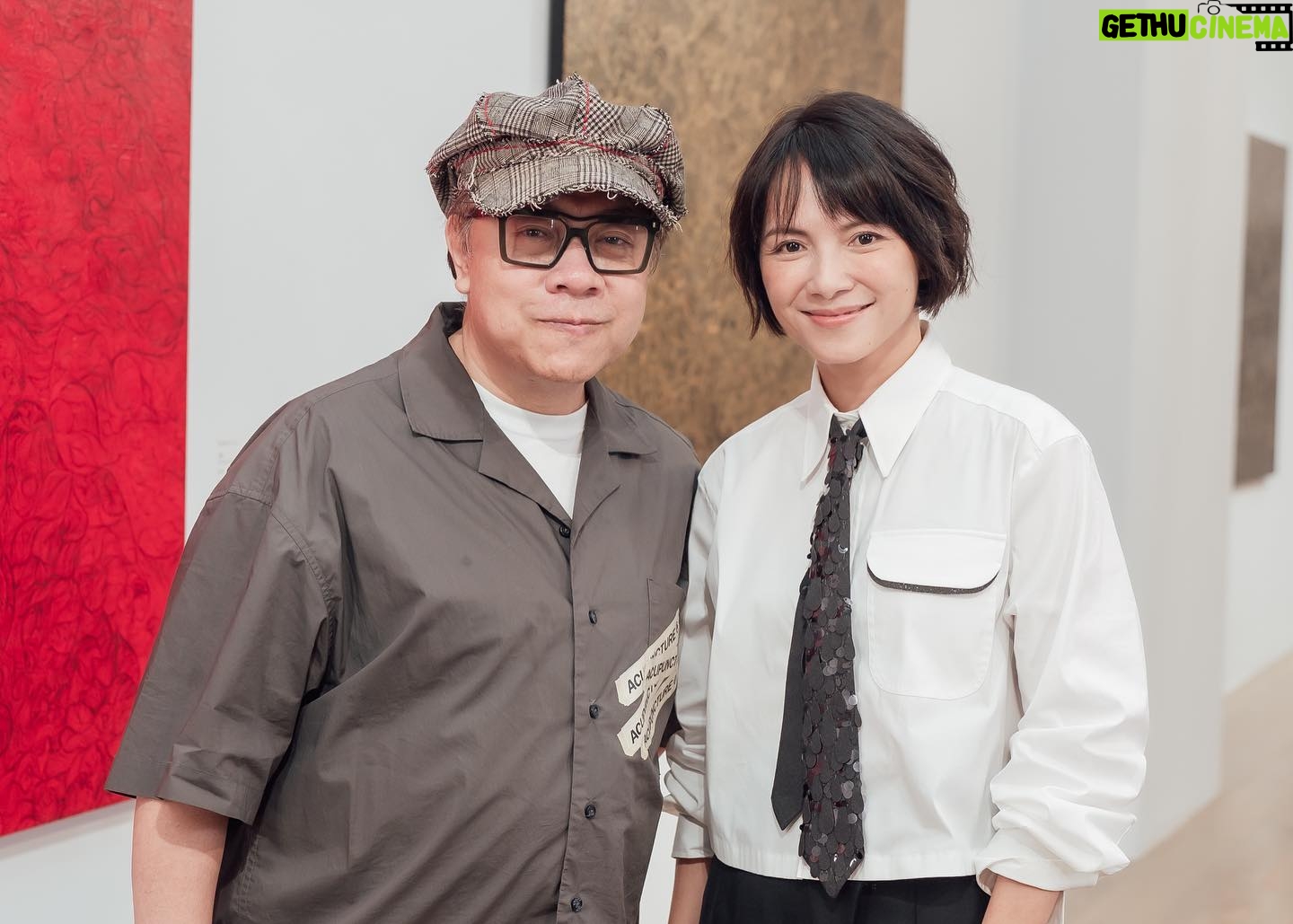 Angelica Lee - 1.1K Likes - 謝謝所有到來支持「不止於靜」畫展的好友恩師,感激不盡。
謝謝小玲姐,陶子姐,依晨,康永哥,建騏,子育,Sandra特地抽空來看展。
謝謝尊彩藝術中心的余總和陳總。
謝謝所有無法到場卻送上美麗花架祝賀的朋友。
【展覽資訊】
不止於靜-李心潔 個展
Beyond Silence – Sinje Lee Solo Exhibition
展期|2023.09.16(六)-2023.10.18(三)
開幕|2023.09.16(六)15:00
地點|尊彩藝術中心二樓展覽館(台北市內湖區瑞光路366號)
開放時間|週二至週日11:00-18:00,週一休館
Styling Kary Kwok @karyphoto
Outfit @brunellocucinelli_brand @lanecrawford
#brunellocucinelli_brand
#brunellocucinelli
#cucinelli
#lanecrawford
#尊彩藝術中心 #LiangGallery #李心潔 #SinjeLee #不止於靜 #beyondsilence
