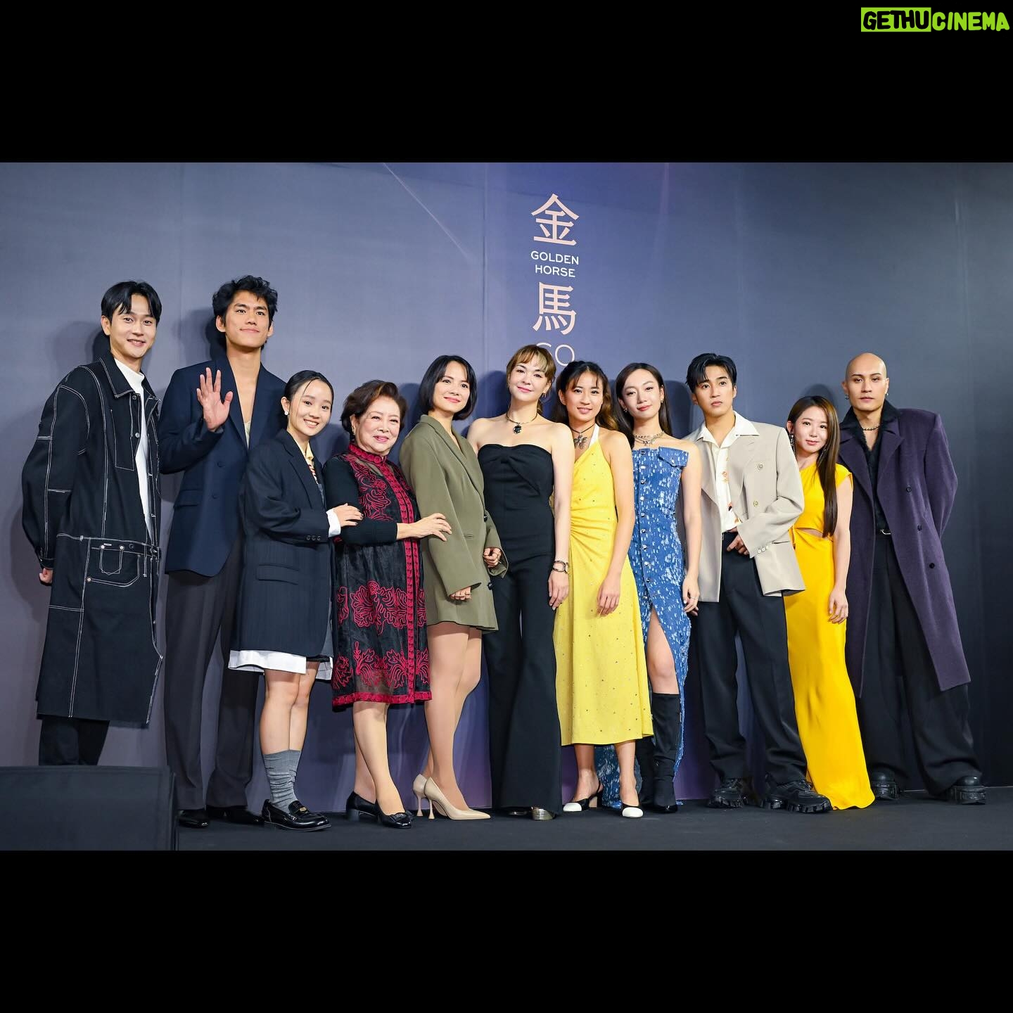 Angelica Lee - 1.1K Likes - 很開心《愛情城事》終於可以跟大家見面,一部集齊各國導演與演員,十段故事並置交織的電影。這是一段很奇妙的旅程,第一次同時以兩個不同的身份跟大家見面,有機會可以以母語福建話演出,並擔任其中一段故事的導演,謝謝監製寶儀和製片Amy,明年春季,請大家敬請期待。
Stylist: @johnnykhookhoo
Outfit: @tods
Makeup: @jjshuchen
Hair: @miley_shen
#金馬60 #talesoftaipei