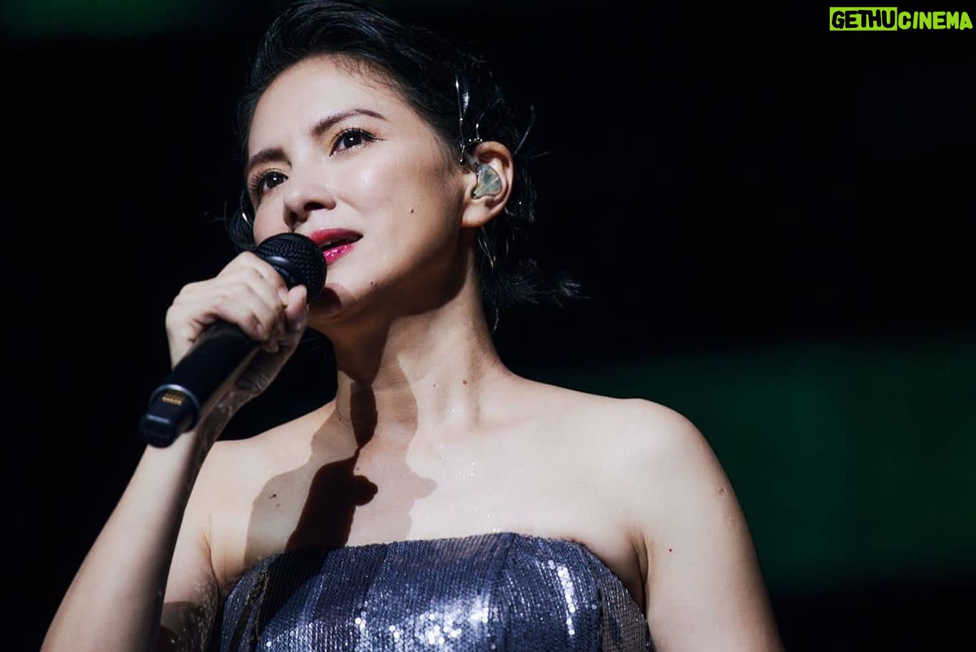 Angelica Lee - 1.2K Likes - 夢想
年輕的時候當歌手,一直覺得自己不夠好,這對一個從小就熱愛音樂和歌唱的我來說是“痛苦”的。
舉辦個人演唱會,這個作為歌手最重要的里程碑,更是我做夢都不敢想的事。
於是我離開了,帶著“遺憾“離開。
這個離開是暫時,還是永遠,未知。
離開台灣,離開歌壇,來到香港展開生命新的一頁,潛入演員的表演世界裡,透過角色經歷不同的人生,釋放那些從未被看見的內在情感和力量,我感覺自己有了不一樣的沈澱和蛻變。
以此同時,心中的那份“遺憾”沒有因為角色的變換而退去,它一直住在心裡,默默地呼喚我。
我遇見了一位年近60歲,唱起歌來聲音卻如同18歲少女那麼清澈的歌唱老師。
是她讓我重新找回自己那把來自內心的聲音,不再為“誰”,為“甚麼”而唱,找回那份純粹。
我跟她上課整整五年直到離開香港。
回到馬來西亞,暫卻放輕了年輕時精神上最賴以生存,那個給我最高滿足感,最強烈存在感的表演世界,毅然回到平凡的日常,重新學習生活。
回到那個一點都不簡單的簡單生活時,才得以窺見內心某些被忽略被漠視的角落,隱藏著太多不被理解的情緒。
遇見禪,學會用“安靜“的力量面對自己,面對生命,面對生活。
我感覺自己的內心有了更深一層的安定,對生命有別與以往年輕時的“明白“。
於是我重新找到了跟這個世界溝通的新的力量,透過我的聲音,表演,文字和畫畫。
於是我拍了一部紀錄片叫“我的名字叫李心潔“,錄製一張專輯叫“盛開”,終於舉辦了一場名叫“盛開.我的名字叫李心潔”的首場個人演唱會。
這個李心潔,依舊是那個李心潔,也不再是那個李心潔,就像盛開的歌詞裡所寫的「放不下 也放下 成為光 也無光」。
演唱會上,我要說的不止是李心潔的故事,而是每一個名字都有自己的生命故事,我們的生命正互相影響著彼此,我願心裡那個隨著歷練而盛開的愛可以透過音樂給予你們,讓我們一起勇敢地往前走。
感謝所有陪伴我一起經歷我人生第一個演唱會的我親愛的團隊,工作人員和每一個來到現場支持的你們。
從七個月前的籌備工作到站上舞台的每一分每一秒於我都是那麼珍貴,都是我這一輩子無法忘記的每一個當下。
離開的20年裡,我一直默默耕耘,知道你們在等待我,再次回來希望你們感受到我為你們努力的成長,希望你們明白我從來沒有失去對音樂和對你們的愛。
只是我是一個需要時間的人,當我覺得自己不夠好時,我需要時間把自己準備好。
當天晚上,我感受到你們與我的心是同在一起的,我們一起歡笑,一起快樂起舞,一起呼喊,一起感動,一起落淚,一起走進時光的隧道,從那個青澀的自己走到現在,用一個晚上來溫習我們真實走過的旅程。
謝謝演唱會特別嘉賓:
于子育,這個姐妹除了平時我來台灣時陪睡陪吃陪聊,最重要的演唱會上還陪唱,太感動了。
張震嶽,當阿嶽出現在台上時,其實我心裡的激動是跟你們一樣的,我終於等到這一天可以跟我最感激也是我音樂路上非常重要的音樂人一起在舞台上高唱著我們的“歌”。
謝謝前來支持演唱會的藝人朋友。
以下一一感謝的團隊都是成就這場演唱會和我的夢想的非常重要的人物。
謝謝主辦單位 寬宏藝術
謝謝協辦單位 滾石國際音樂股份有限公司
還有我的經紀公司 Fast Forward Films Sdn Bhd
感謝演唱會導演 何明鴻以及他帶領的製作團隊
感謝音樂總監 黃韻玲 小玲姐
以及我身後優秀的樂手老師們
感謝 歌唱老師 馬毓芬 小芬姐
感謝舞蹈總監 Ray Ray 及美麗的舞者們
感謝我的造型師Victor (馬來西亞),髮型師Pius (香港),化妝師富富(台灣)
林曉同珠寶
摄影师 張凱華 , 曾佑任
也謝謝所有的幕後團隊:
藝能工程
鑫鋭結構
鼎悍燈光,
銓閎舞台、城鎮舞台
穩立音響
必應視訊
宏爍雷射
無限印象
鴻州企業有限公司
感謝 - 台北流行音樂中心
感謝把我當自己妹妹一樣照顧我的郭郭, 牽起了我跟乖乖的緣分, 感謝保佑我演唱會順利圓滿的乖乖
#盛開我的名字叫李心潔演唱會