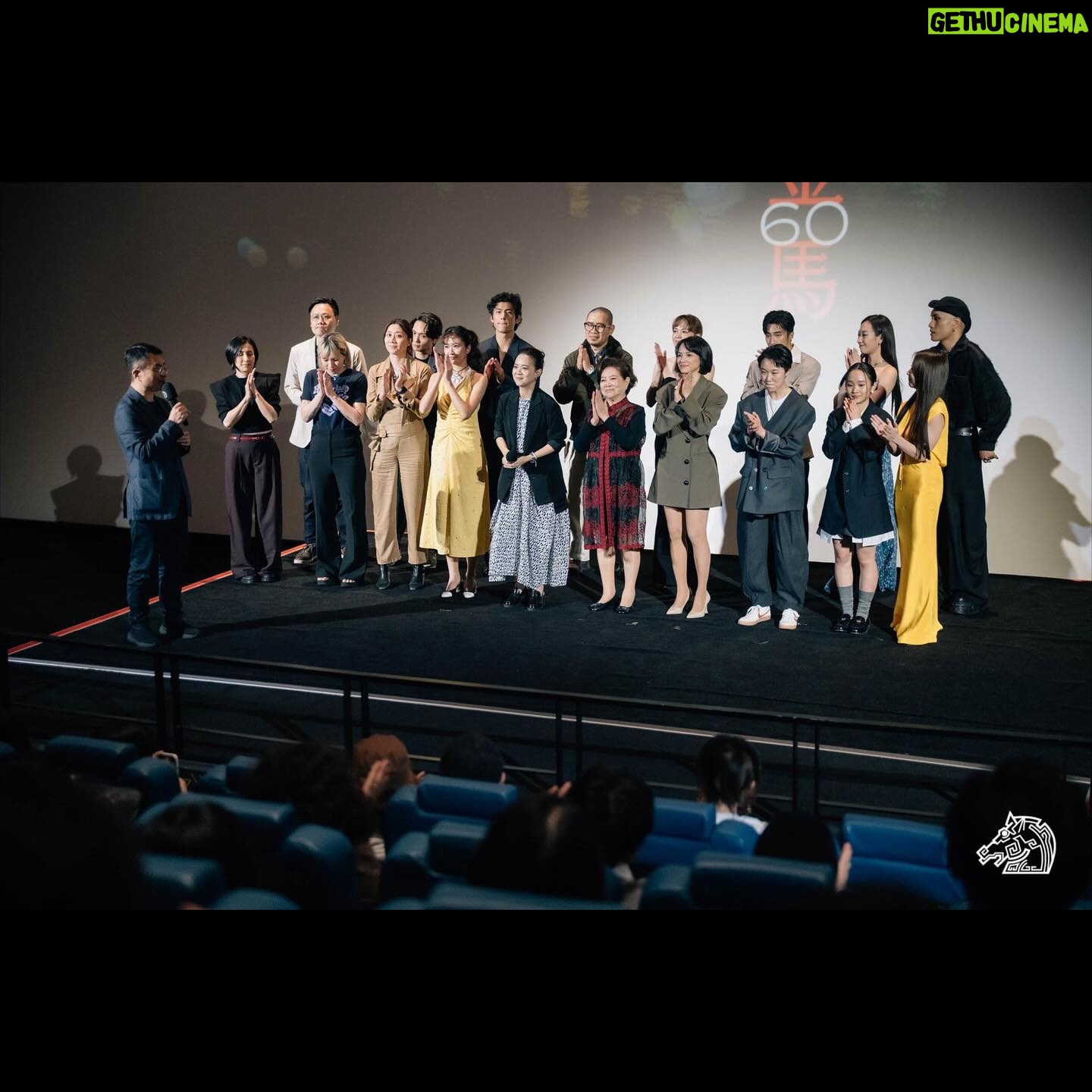 Angelica Lee - 1.1K Likes - 很開心《愛情城事》終於可以跟大家見面,一部集齊各國導演與演員,十段故事並置交織的電影。這是一段很奇妙的旅程,第一次同時以兩個不同的身份跟大家見面,有機會可以以母語福建話演出,並擔任其中一段故事的導演,謝謝監製寶儀和製片Amy,明年春季,請大家敬請期待。
Stylist: @johnnykhookhoo
Outfit: @tods
Makeup: @jjshuchen
Hair: @miley_shen
#金馬60 #talesoftaipei