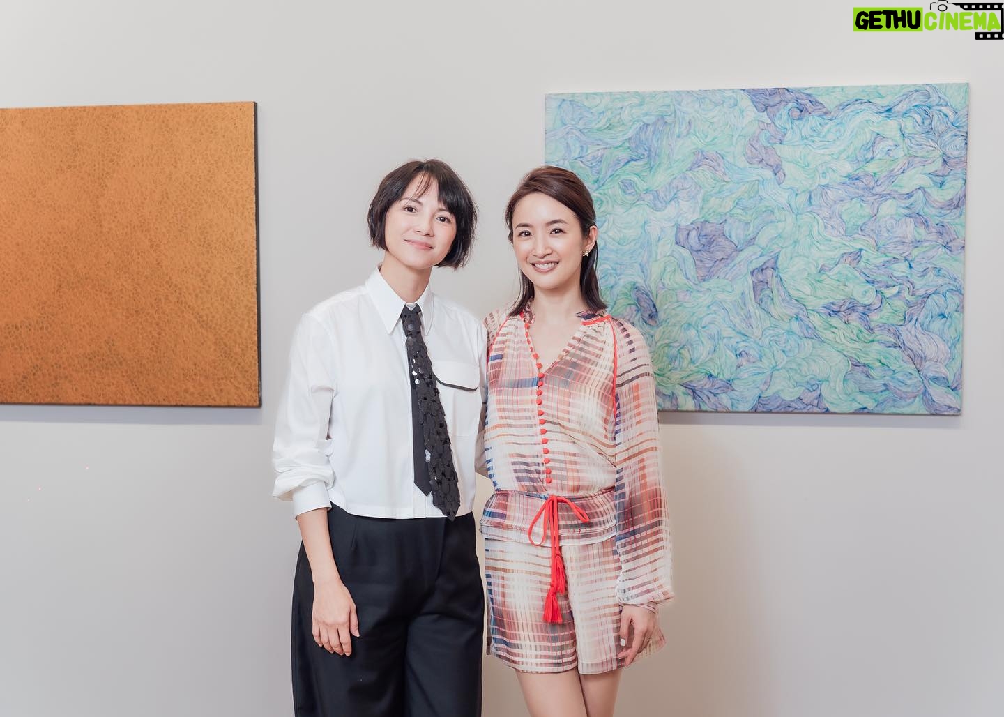 Angelica Lee - 1.1K Likes - 謝謝所有到來支持「不止於靜」畫展的好友恩師,感激不盡。
謝謝小玲姐,陶子姐,依晨,康永哥,建騏,子育,Sandra特地抽空來看展。
謝謝尊彩藝術中心的余總和陳總。
謝謝所有無法到場卻送上美麗花架祝賀的朋友。
【展覽資訊】
不止於靜-李心潔 個展
Beyond Silence – Sinje Lee Solo Exhibition
展期|2023.09.16(六)-2023.10.18(三)
開幕|2023.09.16(六)15:00
地點|尊彩藝術中心二樓展覽館(台北市內湖區瑞光路366號)
開放時間|週二至週日11:00-18:00,週一休館
Styling Kary Kwok @karyphoto
Outfit @brunellocucinelli_brand @lanecrawford
#brunellocucinelli_brand
#brunellocucinelli
#cucinelli
#lanecrawford
#尊彩藝術中心 #LiangGallery #李心潔 #SinjeLee #不止於靜 #beyondsilence