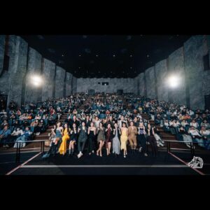Angelica Lee Instagram - 很開心《愛情城事》終於可以跟大家見面，一部集齊各國導演與演員，十段故事並置交織的電影。這是一段很奇妙的旅程，第一次同時以兩個不同的身份跟大家見面，有機會可以以母語福建話演出，並擔任其中一段故事的導演，謝謝監製寶儀和製片Amy，明年春季，請大家敬請期待。
⁣⁣⁣⁣⁣⁣⁣⁣⁣⁣
Stylist: @johnnykhookhoo 
Outfit: @tods 
Makeup: @jjshuchen 
Hair: @miley_shen 

#金馬60 #talesoftaipei
