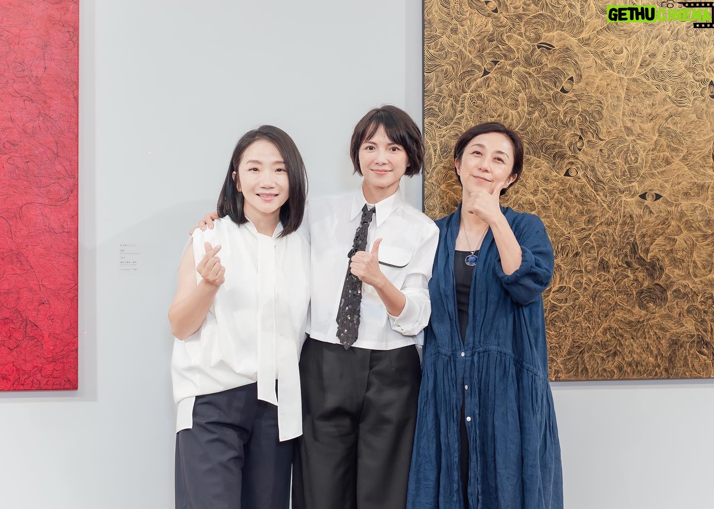 Angelica Lee - 1.1K Likes - 謝謝所有到來支持「不止於靜」畫展的好友恩師,感激不盡。
謝謝小玲姐,陶子姐,依晨,康永哥,建騏,子育,Sandra特地抽空來看展。
謝謝尊彩藝術中心的余總和陳總。
謝謝所有無法到場卻送上美麗花架祝賀的朋友。
【展覽資訊】
不止於靜-李心潔 個展
Beyond Silence – Sinje Lee Solo Exhibition
展期|2023.09.16(六)-2023.10.18(三)
開幕|2023.09.16(六)15:00
地點|尊彩藝術中心二樓展覽館(台北市內湖區瑞光路366號)
開放時間|週二至週日11:00-18:00,週一休館
Styling Kary Kwok @karyphoto
Outfit @brunellocucinelli_brand @lanecrawford
#brunellocucinelli_brand
#brunellocucinelli
#cucinelli
#lanecrawford
#尊彩藝術中心 #LiangGallery #李心潔 #SinjeLee #不止於靜 #beyondsilence