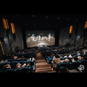 Angelica Lee Instagram - 很開心《愛情城事》終於可以跟大家見面，一部集齊各國導演與演員，十段故事並置交織的電影。這是一段很奇妙的旅程，第一次同時以兩個不同的身份跟大家見面，有機會可以以母語福建話演出，並擔任其中一段故事的導演，謝謝監製寶儀和製片Amy，明年春季，請大家敬請期待。
⁣⁣⁣⁣⁣⁣⁣⁣⁣⁣
Stylist: @johnnykhookhoo 
Outfit: @tods 
Makeup: @jjshuchen 
Hair: @miley_shen 

#金馬60 #talesoftaipei