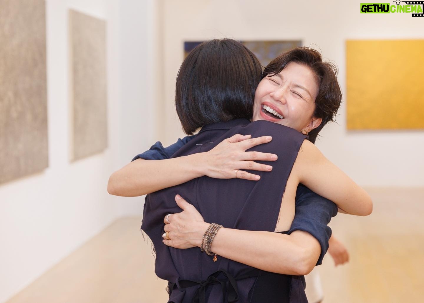 Angelica Lee - 1.1K Likes - 謝謝所有到來支持「不止於靜」畫展的好友恩師,感激不盡。
謝謝小玲姐,陶子姐,依晨,康永哥,建騏,子育,Sandra特地抽空來看展。
謝謝尊彩藝術中心的余總和陳總。
謝謝所有無法到場卻送上美麗花架祝賀的朋友。
【展覽資訊】
不止於靜-李心潔 個展
Beyond Silence – Sinje Lee Solo Exhibition
展期|2023.09.16(六)-2023.10.18(三)
開幕|2023.09.16(六)15:00
地點|尊彩藝術中心二樓展覽館(台北市內湖區瑞光路366號)
開放時間|週二至週日11:00-18:00,週一休館
Styling Kary Kwok @karyphoto
Outfit @brunellocucinelli_brand @lanecrawford
#brunellocucinelli_brand
#brunellocucinelli
#cucinelli
#lanecrawford
#尊彩藝術中心 #LiangGallery #李心潔 #SinjeLee #不止於靜 #beyondsilence