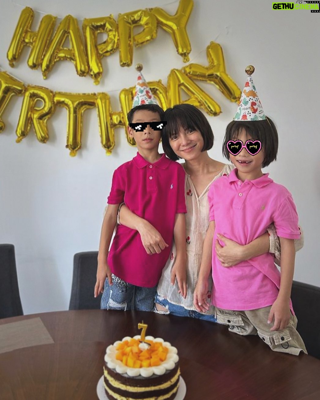 Angelica Lee - 2.7K Likes - 小濟雲和小子然在台灣度過了他們的七歲生日。
寶貝女兒也在這個夏天終於完成了她的大學課程。
媽媽的演唱會也在倒數了….。
2023年的這個夏天,將會成為一個美好難忘的記憶,讓愛隨著沒完沒了的夏天盛開來!
7月22日 我們北流見!
#盛開我的名字叫李心潔