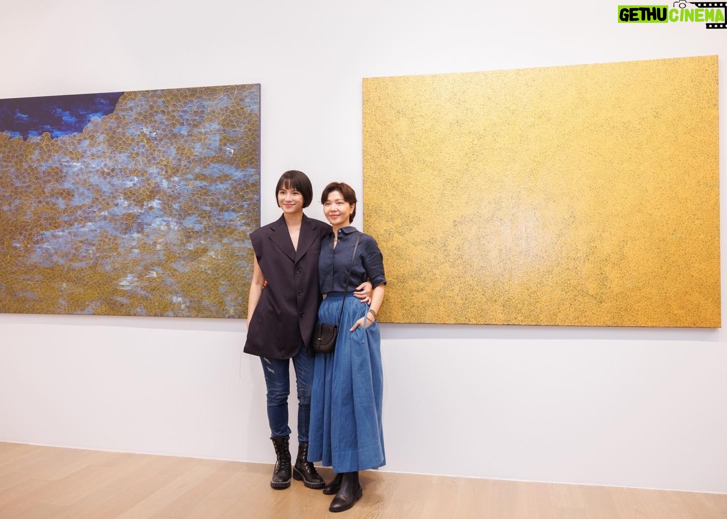 Angelica Lee - 1.1K Likes - 謝謝所有到來支持「不止於靜」畫展的好友恩師,感激不盡。
謝謝小玲姐,陶子姐,依晨,康永哥,建騏,子育,Sandra特地抽空來看展。
謝謝尊彩藝術中心的余總和陳總。
謝謝所有無法到場卻送上美麗花架祝賀的朋友。
【展覽資訊】
不止於靜-李心潔 個展
Beyond Silence – Sinje Lee Solo Exhibition
展期|2023.09.16(六)-2023.10.18(三)
開幕|2023.09.16(六)15:00
地點|尊彩藝術中心二樓展覽館(台北市內湖區瑞光路366號)
開放時間|週二至週日11:00-18:00,週一休館
Styling Kary Kwok @karyphoto
Outfit @brunellocucinelli_brand @lanecrawford
#brunellocucinelli_brand
#brunellocucinelli
#cucinelli
#lanecrawford
#尊彩藝術中心 #LiangGallery #李心潔 #SinjeLee #不止於靜 #beyondsilence