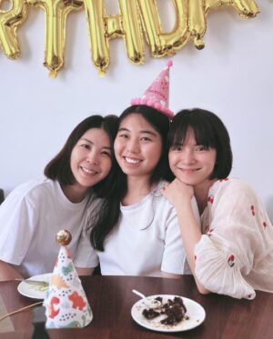 Angelica Lee Instagram - 小濟雲和小子然在台灣度過了他們的七歲生日。
寶貝女兒也在這個夏天終於完成了她的大學課程。
媽媽的演唱會也在倒數了….。
2023年的這個夏天，將會成為一個美好難忘的記憶，讓愛隨著沒完沒了的夏天盛開來！

7月22日 我們北流見！

#盛開我的名字叫李心潔