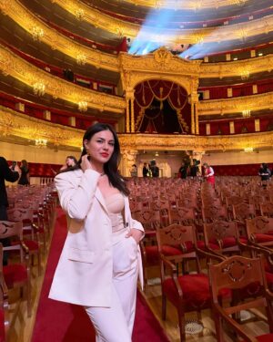 Angelina Tatarchenkova Instagram - А можно я не буду писать огромный пост, а просто покажу красивые фотки?

#красота #театр #большойтеатристорическаясцена #блог #развитие #самореализация #премияbravo #знаменитость #блоггер #искусство