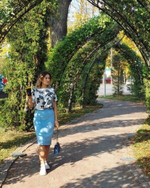 Angelina Tatarchenkova Instagram - Ох, Петербург, великолепный город с богатой историей и красивейшей архитектурой, но как говорят, каждому своё мнение, да?👏

Я поняла что сейчас не готова лететь в Питер. Возможно, это связано с определенными событиями или эмоциями, которые я испытала там. Там у меня было две любви, которые вышли мне боком и я не чувствовала себя счастливой.
Так же думаю, что  ассоциации между местом и опытом могут формировать еще мое эмоциональное восприятие.

Я буду работать над тем, чтобы изменить отношение к месту и возможно этот город мне подарит радостные воспоминания позже. Возможно я просто смогу раз и всё. Сразу спокойно лететь туда без единой негативной мысли, но не сейчас.
Я поняла что если хочу отдохнуть, то явно нужно будет делать это не в Питере… 

#мысли #жизнь #воспоминания #санктпетербург #город #блог