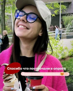 Angelina Tatarchenkova Instagram - Мои хорошие, сегодня я расскажу немного о себе. По тем же вопросам, которые я задавала в Инстаграм. 
Хочу ответить здесь и вы так же можете прокомментировать, мне интересно - кто что любит 😍
1. Мое любимое время года - в большей степени ВЕСНА. Я обожаю цветение! Любоваться, как набухают почки, просыпается весь мир флоры. С каждой весной я расцветаю сама. Будто змея, шкурку скидываю, и становлюсь свежей и счастливой. 
2. Я - кофеман до мозга костей. Но сама себя сдерживаю, очень сильно. Если этого не делать, то могу пить кофе в неограниченном количестве. А для здоровья это - сами знаете…
Поэтому в основном все друзья  видят меня с огромными кружками чая. Его я пью много и часто. Близкая подруга всегда говорит, что я турчанка (она там жила и видела - сколько и какого я пью там чая). Поэтому: всем Merhaba, - я ваша турчанка 😂
3. Абсолютная сладкоежка. Слава богу, занимаюсь спортом, и это идет в баланс. Я могу жить и неделями без сладкого, если нужно для фотосессии или других съемок, но: ох, это вечное желание прихомячить с чаем печеньку с конфетой... 🙀
4. Горы. От обилия водной глади мне иногда плохо. Я могу покайфовать на морюшке, но от того, что плохо плаваю, я уж лучше выберу местность, где бежать, ходить, летать... 😂 А не плавать. Поэтому мне ближе с высокой горы смотреть на этот мир, чем из-под волн ✌️ 
5. Сложно. Люблю читать конечно, это круто. Фантазия работает 100%. Если еще и роман какой-нибудь, то УУУ - не остановить. Но есть парадокс: смотрю фильмы больше. Предпочту фильм в нагруженный день, поскольку так мозг отдыхает. 
6. Если соблюдать режим, я еще та ранняя пташка. Энергичная и веселая. Но все мое окружение… полуночники 🌒 Подруги, парень и, так вышло, что перешла в режим совы. 
В этом тоже есть свой вайб. Мне приятно прогуляться поздним вечером, потом расслабиться в ванной, даже работать уже привыкла в сумерках... Стандартно - с 21:00 до 03:00 😂
7. Тооочно уютная компания! Я чувствую, как мне тяжело на шумных мероприятиях. Поверьте, я много сама отвела таких. Может, еще от прошлой работы приобрелось отвращение. Возможно, моё представление об этом неправильное, но честно.
Могу сходить с подругами, но по ситуации))

#мысли #сила #саморазвитие