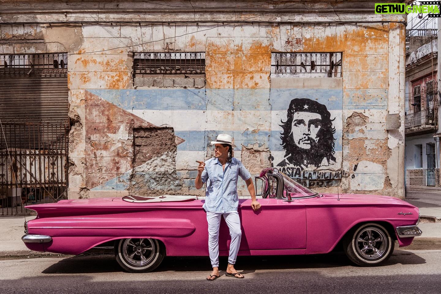 Ângelo Rodrigues - 3 Likes - Andei a vida toda enganado pelos Manu Chao. Marijuana é realmente difícil de encontrar em Cuba. Ele cantavam “Me gusta marijuana, me gustas tu” e eu acreditava, piamente, que Cuba era a disneylândia desta planta dos deuses. Ora não podia estar mais enganado, pois aqui é mais charutos. Qualquer hora é boa para fumar um, dizem os locais. Vou colocar em prática este mandamento insular (imersão cultural, cof cof). Estou certo que trará bons ensinamentos. Descansem, se precisar de um pulmão, aviso.
📸 @cubansoulpics