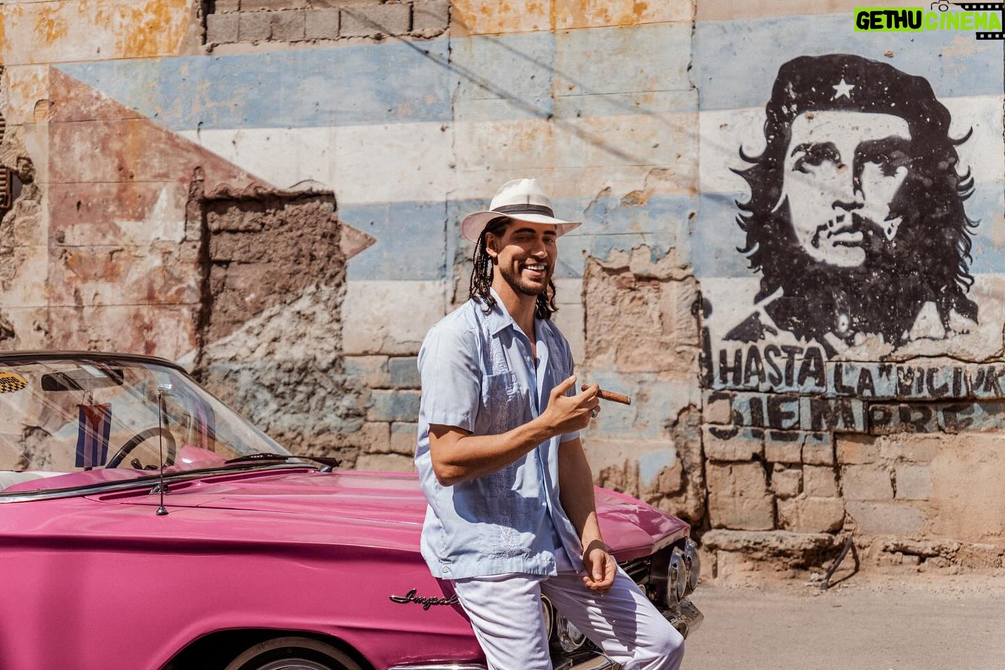 Ângelo Rodrigues - 3 Likes - Andei a vida toda enganado pelos Manu Chao. Marijuana é realmente difícil de encontrar em Cuba. Ele cantavam “Me gusta marijuana, me gustas tu” e eu acreditava, piamente, que Cuba era a disneylândia desta planta dos deuses. Ora não podia estar mais enganado, pois aqui é mais charutos. Qualquer hora é boa para fumar um, dizem os locais. Vou colocar em prática este mandamento insular (imersão cultural, cof cof). Estou certo que trará bons ensinamentos. Descansem, se precisar de um pulmão, aviso.
📸 @cubansoulpics