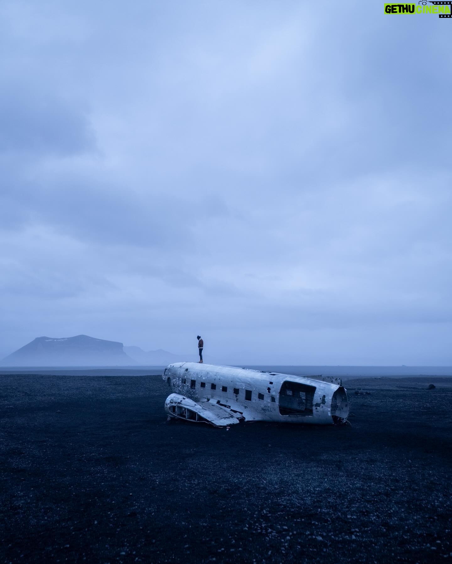 Ângelo Rodrigues - 3 Likes - A cada viagem vou levantando o véu do grande mistério que é a nossa espécie. É uma empreitada sem fim, mas acredito que lá no final valha a pena. Este cenário meio Mad Max — é o que resta de um avião da Força Aérea americana que se despenhou aqui há cinquenta anos — põs-me a pensar na nossa insignificância. Somos estupidamente frágeis diante tudo o que nos rodeia.
Entender o lugar que ocupamos neste puzzle pode ser assustador quando percebemos que somos só bugiganga do universo. Diante do abismo da insignificância, o que fazer? Os entendidos nestas questões talvez recomendassem “viver uma vida com propósito”.
Com este screensaver, a busca pelo silêncio interior atinge uma nota mais profunda. Parece que, à medida que me distancio do ruído do mundo, o que vem a seguir torna-se mais nítido. Assim, mais do que uma jornada geográfica, cada viagem é mais um passo em direção à quietude.