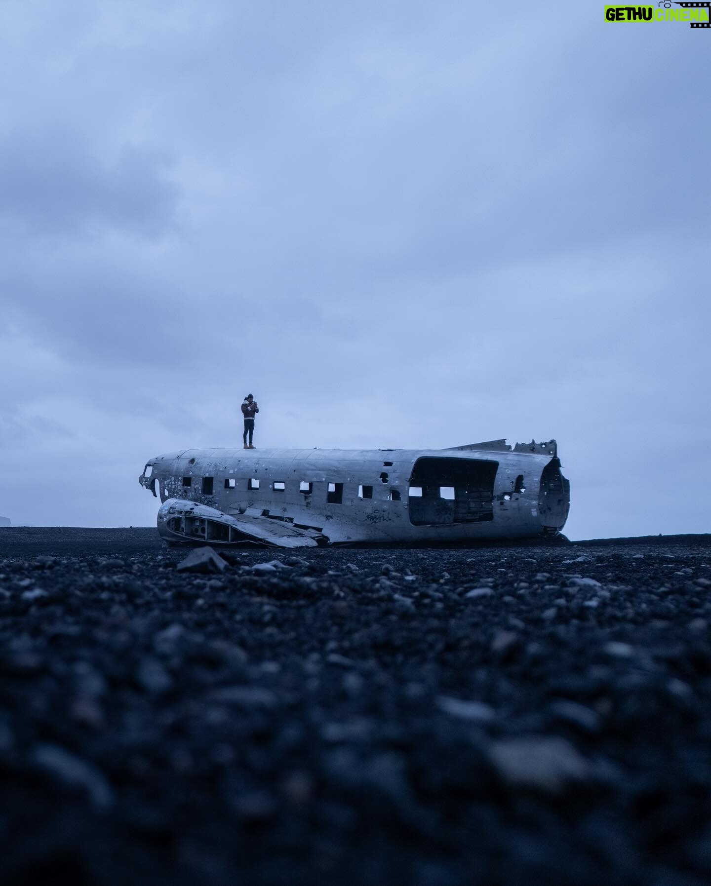 Ângelo Rodrigues - 3 Likes - A cada viagem vou levantando o véu do grande mistério que é a nossa espécie. É uma empreitada sem fim, mas acredito que lá no final valha a pena. Este cenário meio Mad Max — é o que resta de um avião da Força Aérea americana que se despenhou aqui há cinquenta anos — põs-me a pensar na nossa insignificância. Somos estupidamente frágeis diante tudo o que nos rodeia.
Entender o lugar que ocupamos neste puzzle pode ser assustador quando percebemos que somos só bugiganga do universo. Diante do abismo da insignificância, o que fazer? Os entendidos nestas questões talvez recomendassem “viver uma vida com propósito”.
Com este screensaver, a busca pelo silêncio interior atinge uma nota mais profunda. Parece que, à medida que me distancio do ruído do mundo, o que vem a seguir torna-se mais nítido. Assim, mais do que uma jornada geográfica, cada viagem é mais um passo em direção à quietude.