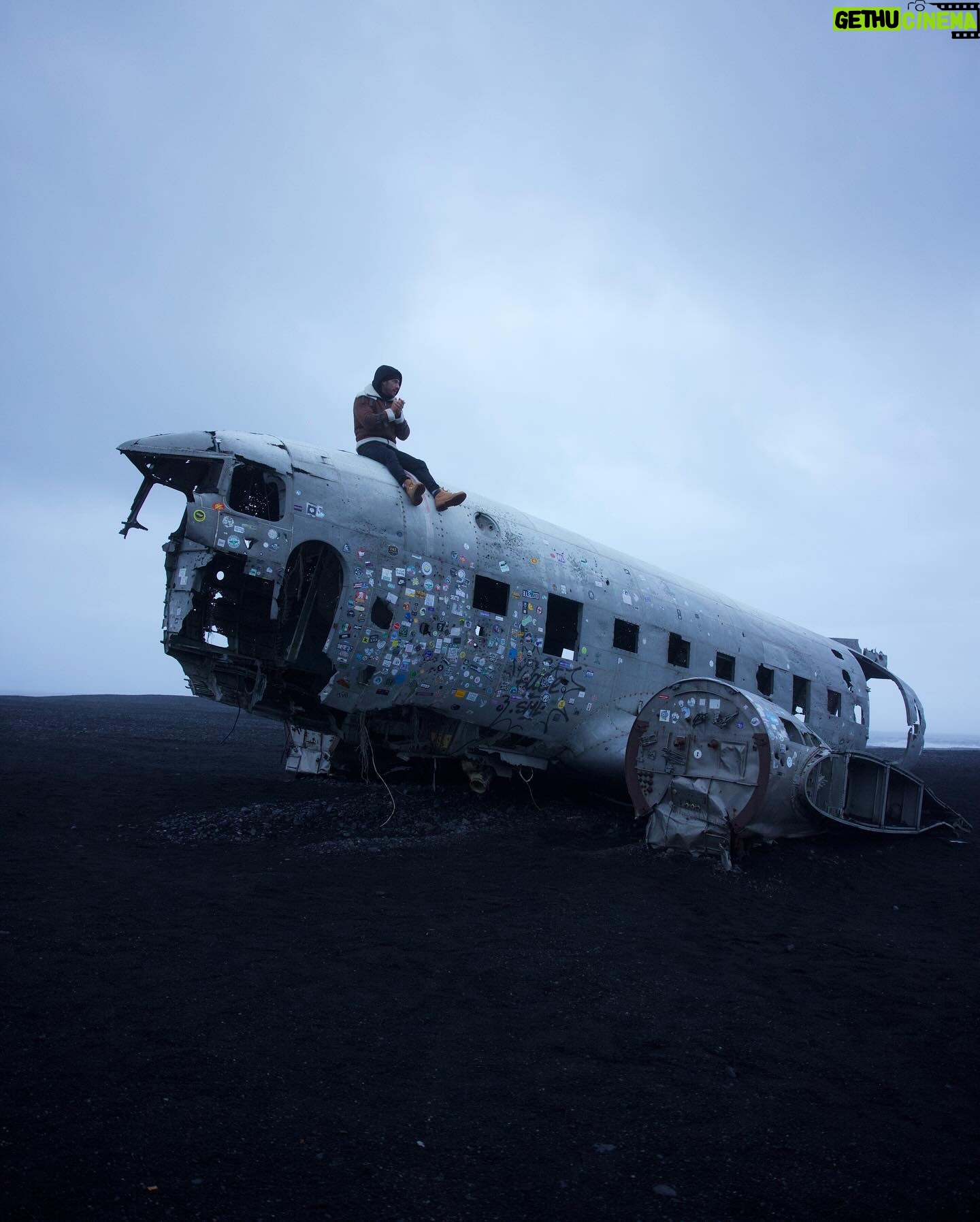 Ângelo Rodrigues - 3 Likes - A cada viagem vou levantando o véu do grande mistério que é a nossa espécie. É uma empreitada sem fim, mas acredito que lá no final valha a pena. Este cenário meio Mad Max — é o que resta de um avião da Força Aérea americana que se despenhou aqui há cinquenta anos — põs-me a pensar na nossa insignificância. Somos estupidamente frágeis diante tudo o que nos rodeia.
Entender o lugar que ocupamos neste puzzle pode ser assustador quando percebemos que somos só bugiganga do universo. Diante do abismo da insignificância, o que fazer? Os entendidos nestas questões talvez recomendassem “viver uma vida com propósito”.
Com este screensaver, a busca pelo silêncio interior atinge uma nota mais profunda. Parece que, à medida que me distancio do ruído do mundo, o que vem a seguir torna-se mais nítido. Assim, mais do que uma jornada geográfica, cada viagem é mais um passo em direção à quietude.