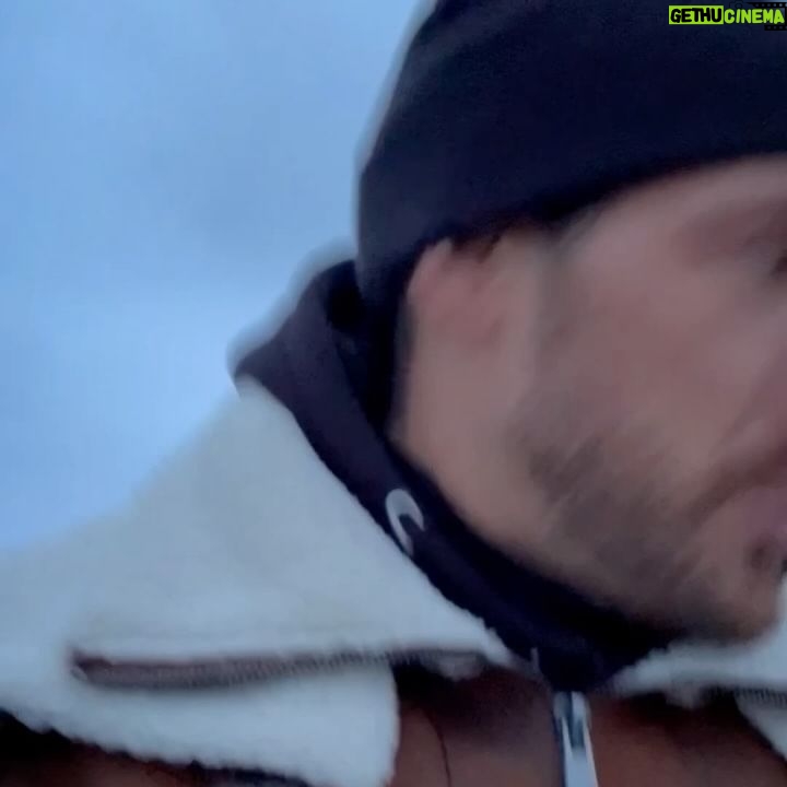 Ângelo Rodrigues - 3 Likes - A cada viagem vou levantando o véu do grande mistério que é a nossa espécie. É uma empreitada sem fim, mas acredito que lá no final valha a pena. Este cenário meio Mad Max — é o que resta de um avião da Força Aérea americana que se despenhou aqui há cinquenta anos — põs-me a pensar na nossa insignificância. Somos estupidamente frágeis diante tudo o que nos rodeia.
Entender o lugar que ocupamos neste puzzle pode ser assustador quando percebemos que somos só bugiganga do universo. Diante do abismo da insignificância, o que fazer? Os entendidos nestas questões talvez recomendassem “viver uma vida com propósito”.
Com este screensaver, a busca pelo silêncio interior atinge uma nota mais profunda. Parece que, à medida que me distancio do ruído do mundo, o que vem a seguir torna-se mais nítido. Assim, mais do que uma jornada geográfica, cada viagem é mais um passo em direção à quietude.