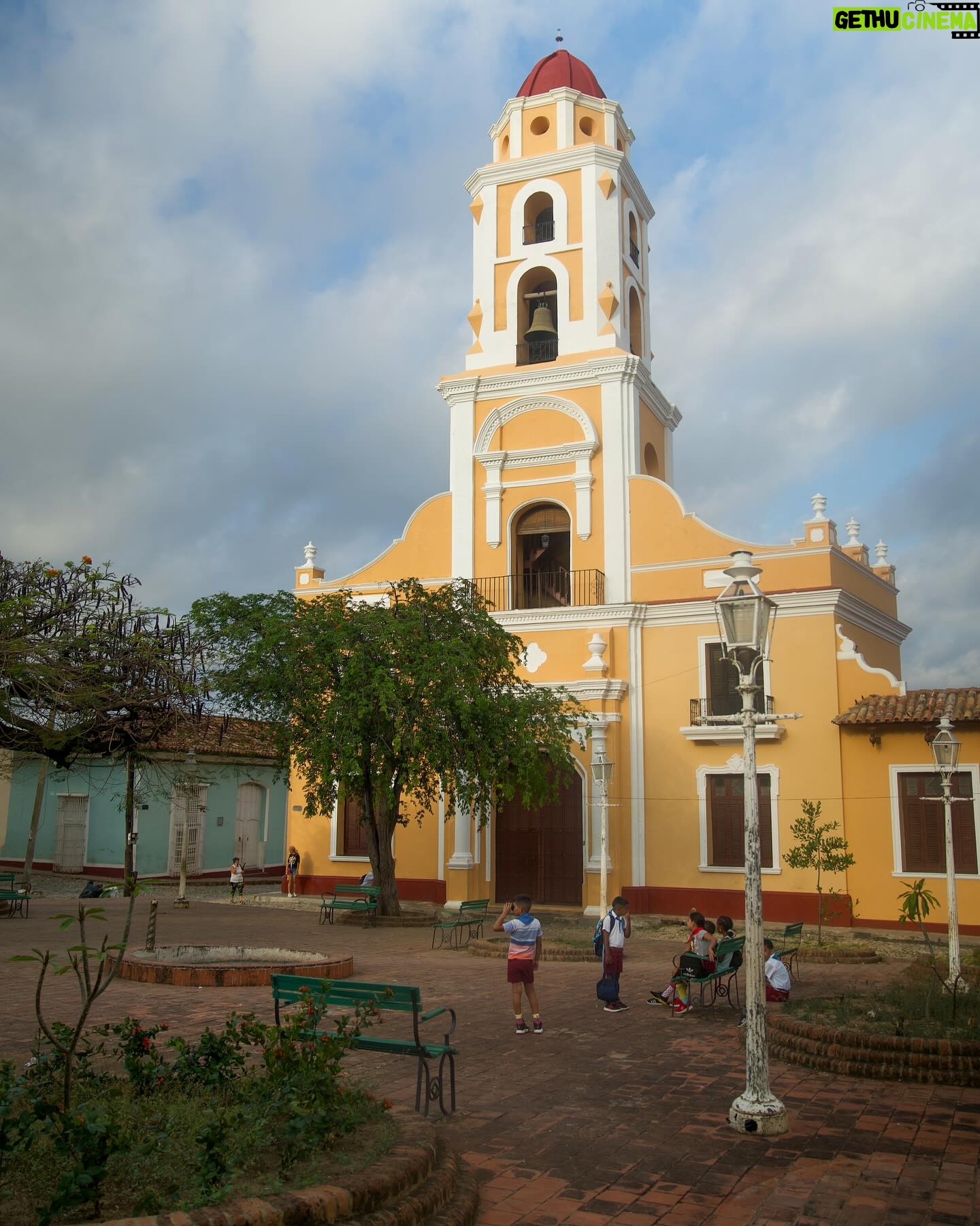 Ângelo Rodrigues - 3 Likes - Visitar Trinidad é como entrar numa cápsula do tempo. A cidade, com herança dos europeus que aqui passaram nos séculos 18 e 19, é um deleite para os olhos.
Ora vemos igrejas deslumbrantes, ora casitas coloniais coloridas, tudo parece saído de um conto de fadas.
As ruas de paralelepípedos deixariam qualquer calceteiro sentir-se um amador. Por outro lado, são o pânico de donzelas que ousem usar salto alto.
Cada esquina reserva uma nova surpresa, seja um músico de rua que toca salsa ou uma vendedora de charutos cubanos;
Trinidad é um vislumbre gratuito do passado, com aquele toque caloroso e bom feeling cubanos.
📸 @rolandoli_photography