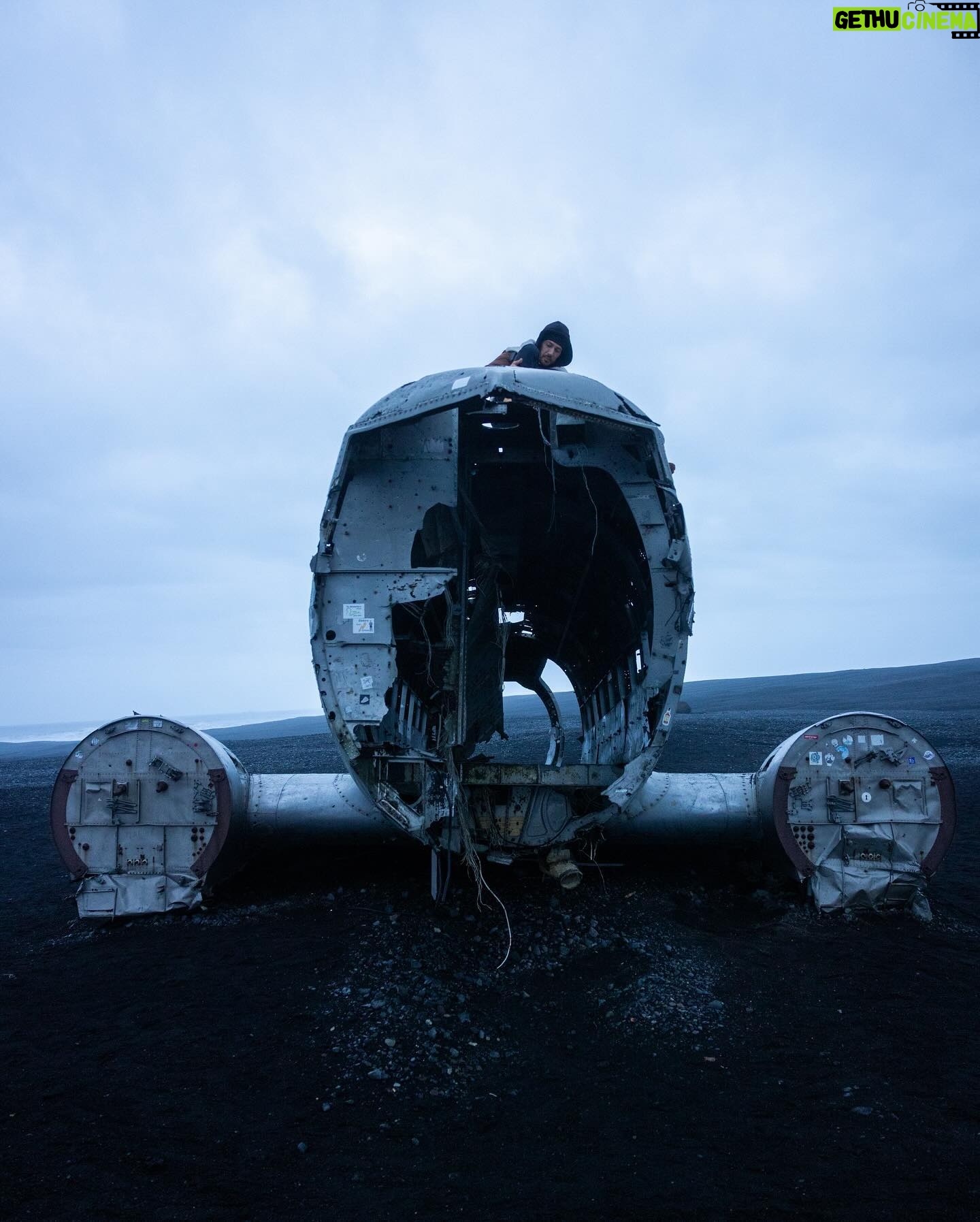 Ângelo Rodrigues - 3 Likes - A cada viagem vou levantando o véu do grande mistério que é a nossa espécie. É uma empreitada sem fim, mas acredito que lá no final valha a pena. Este cenário meio Mad Max — é o que resta de um avião da Força Aérea americana que se despenhou aqui há cinquenta anos — põs-me a pensar na nossa insignificância. Somos estupidamente frágeis diante tudo o que nos rodeia.
Entender o lugar que ocupamos neste puzzle pode ser assustador quando percebemos que somos só bugiganga do universo. Diante do abismo da insignificância, o que fazer? Os entendidos nestas questões talvez recomendassem “viver uma vida com propósito”.
Com este screensaver, a busca pelo silêncio interior atinge uma nota mais profunda. Parece que, à medida que me distancio do ruído do mundo, o que vem a seguir torna-se mais nítido. Assim, mais do que uma jornada geográfica, cada viagem é mais um passo em direção à quietude.