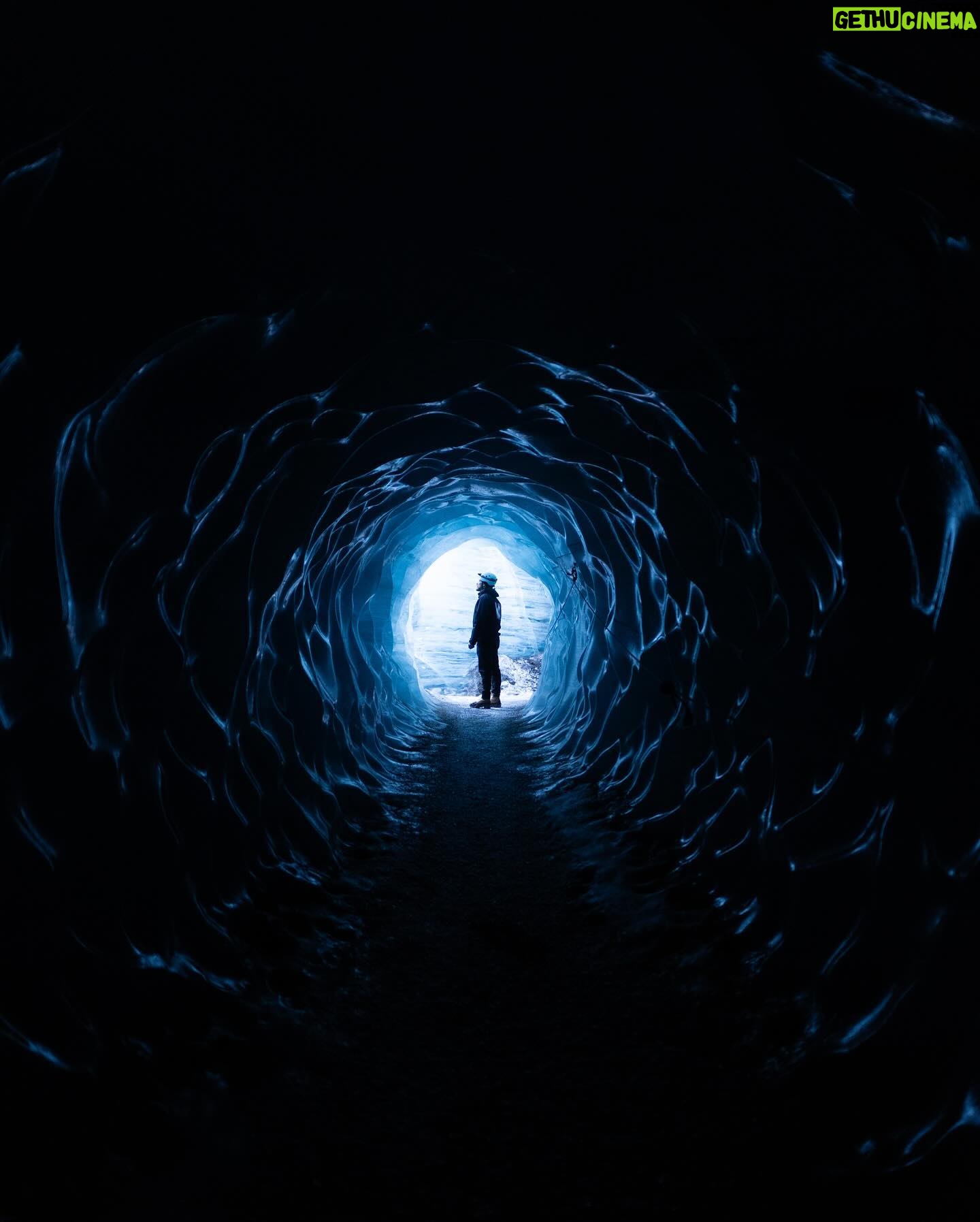 Ângelo Rodrigues - 3 Likes - Podia ser o esófago de uma baleia, mas é só uma caverna de gelo que brotou do vulcão Katla. Vejam as imagens e digam-me se Deus não existe.